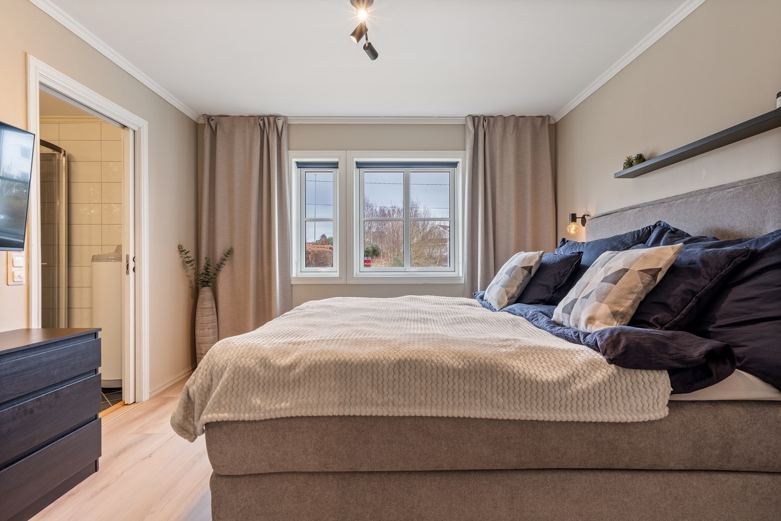 Det er to soverom i boligen (hvorav et er benyttet som garderoberom). Hovedsoverommet ligger i tilknytning til eget bad. Galleribilde
