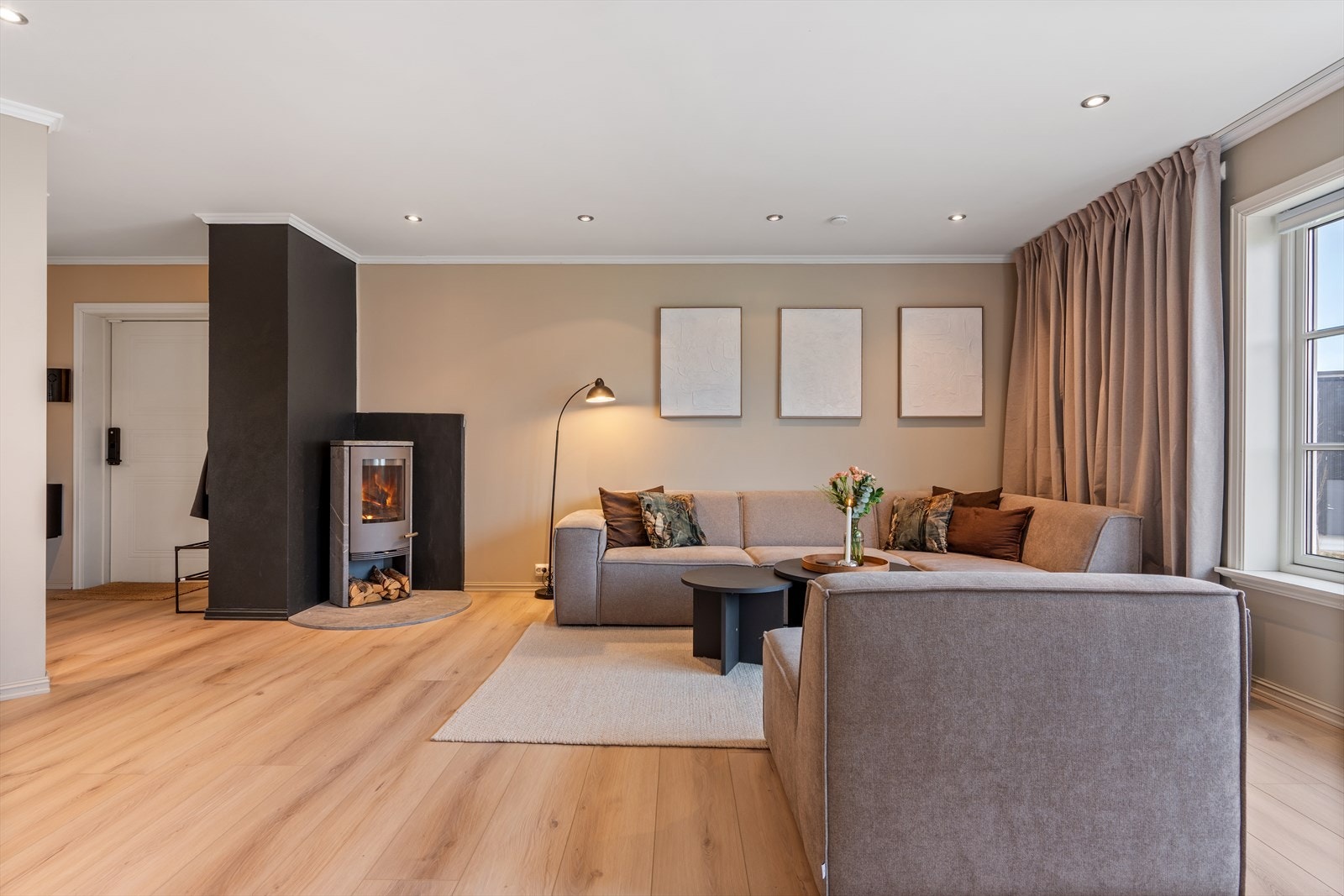 Her har man god plass til stor sittegruppe, spisebord og annet møblement. Leiligheten ligger mot vest, hvilket betyr gode solforhold. Utgang til altan med god plass til møblement. Galleribilde