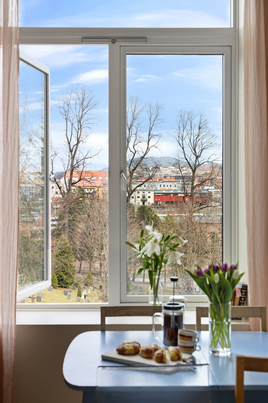 Leiligheten ligger i 3. etasje med heis i bygget, og her får du grønt utsyn uten gjenboere! Galleribilde