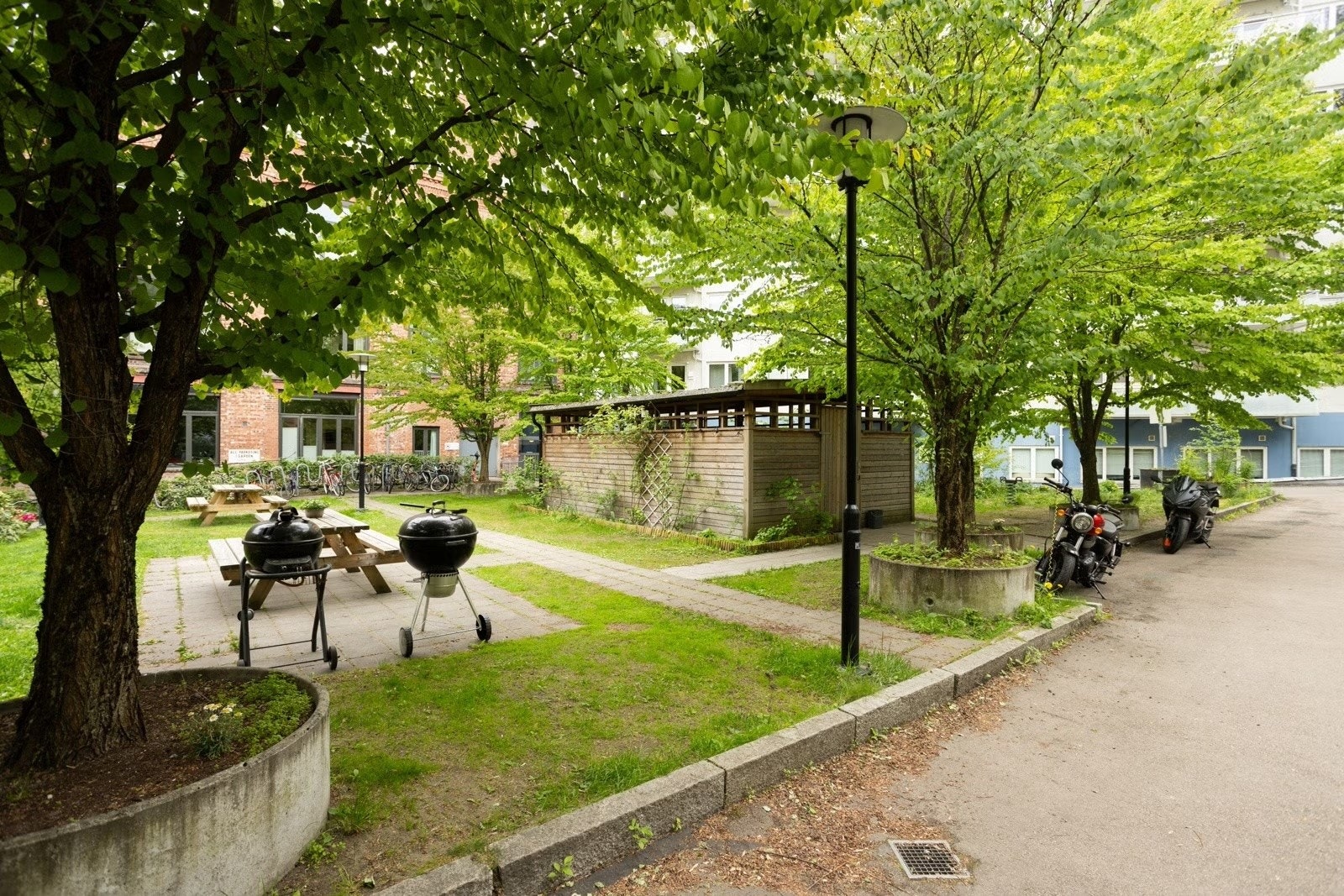 Felles sitteplasser og grill. Galleribilde