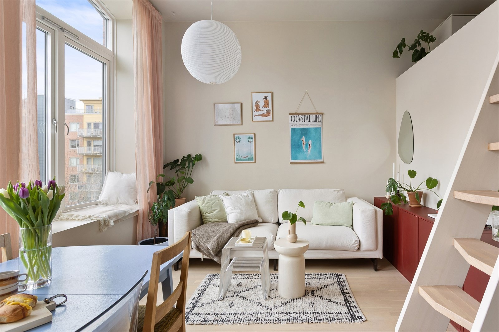 Leiligheten har imponerende takhøyde og store vindusflater som skaper en luftig og lys atmosfære. Galleribilde