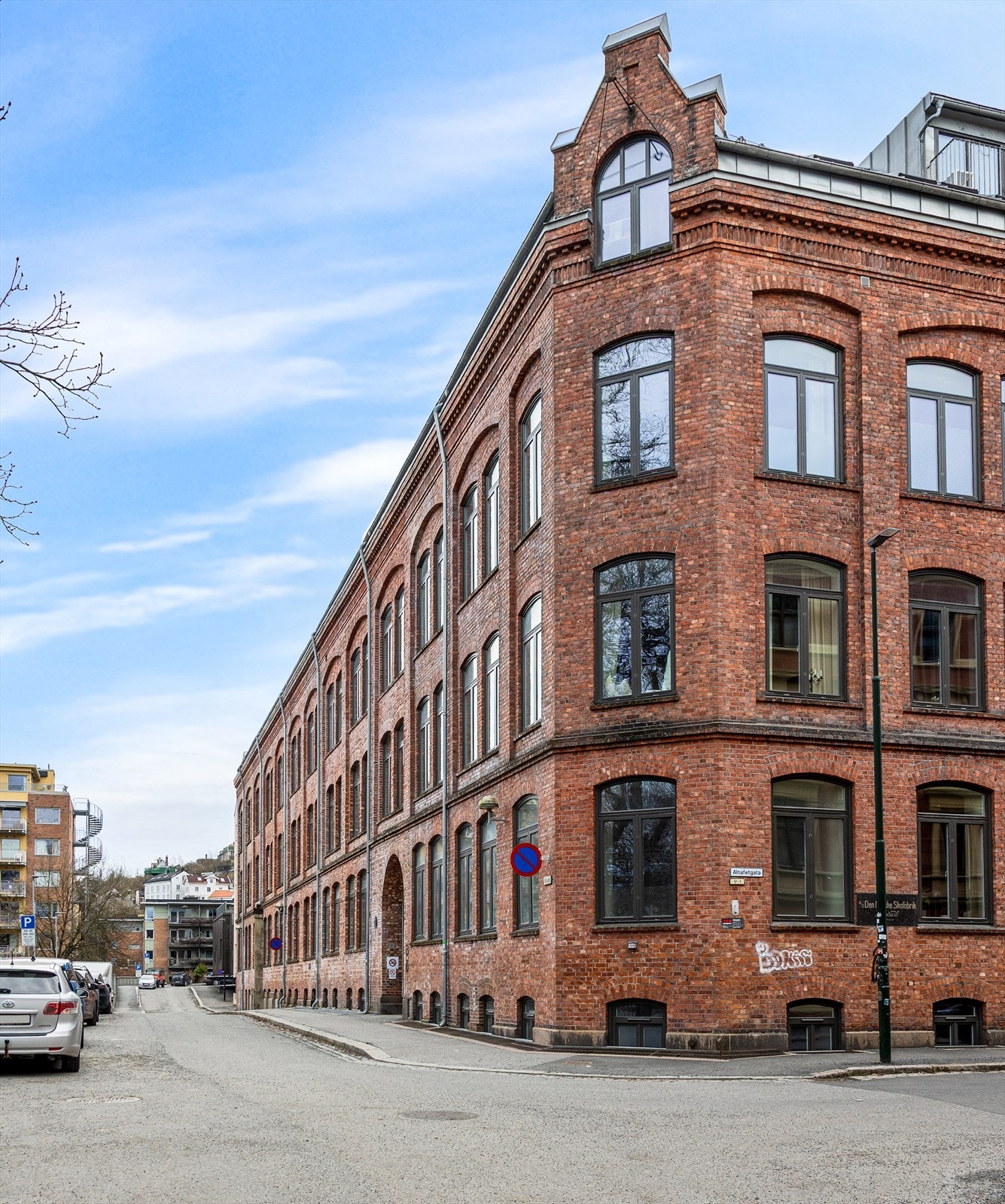 Stille gate med lite trafikk, med ca. 10 min gange til Bjørvika. Galleribilde