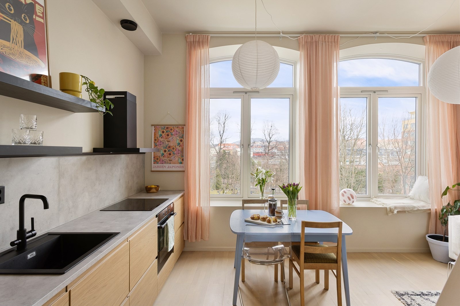 Her får du en moderne fabrikkleilighet med sjarm og særpreg, delvis oppgradert i 2025 med blant annet nye overflater og nytt kjøkken. Galleribilde