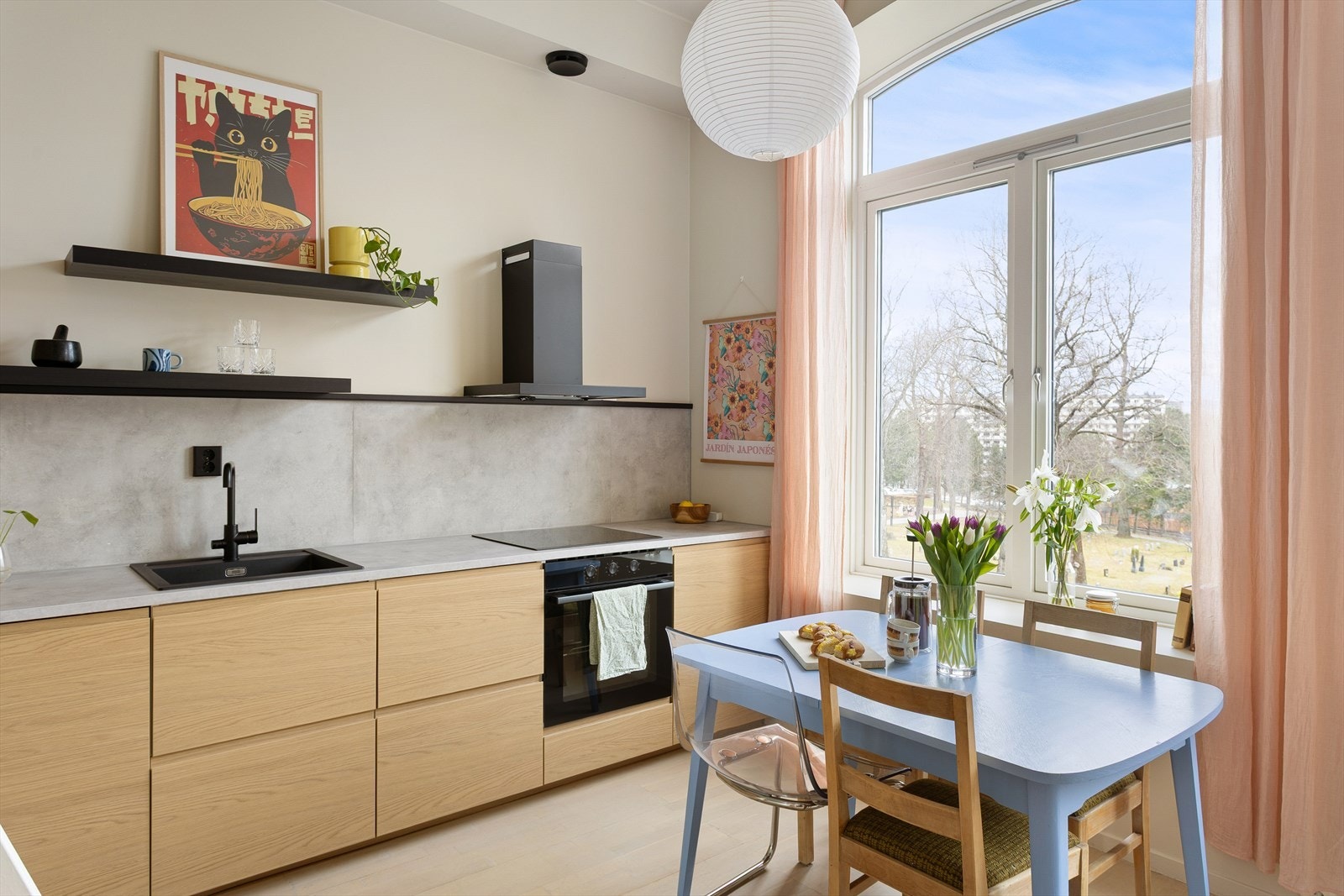 Lekkert kjøkken fra 2025 med glatte fronter i trefinish og laminat benkeplate ,samt backsplash på vegg med list og ledlys over. Galleribilde