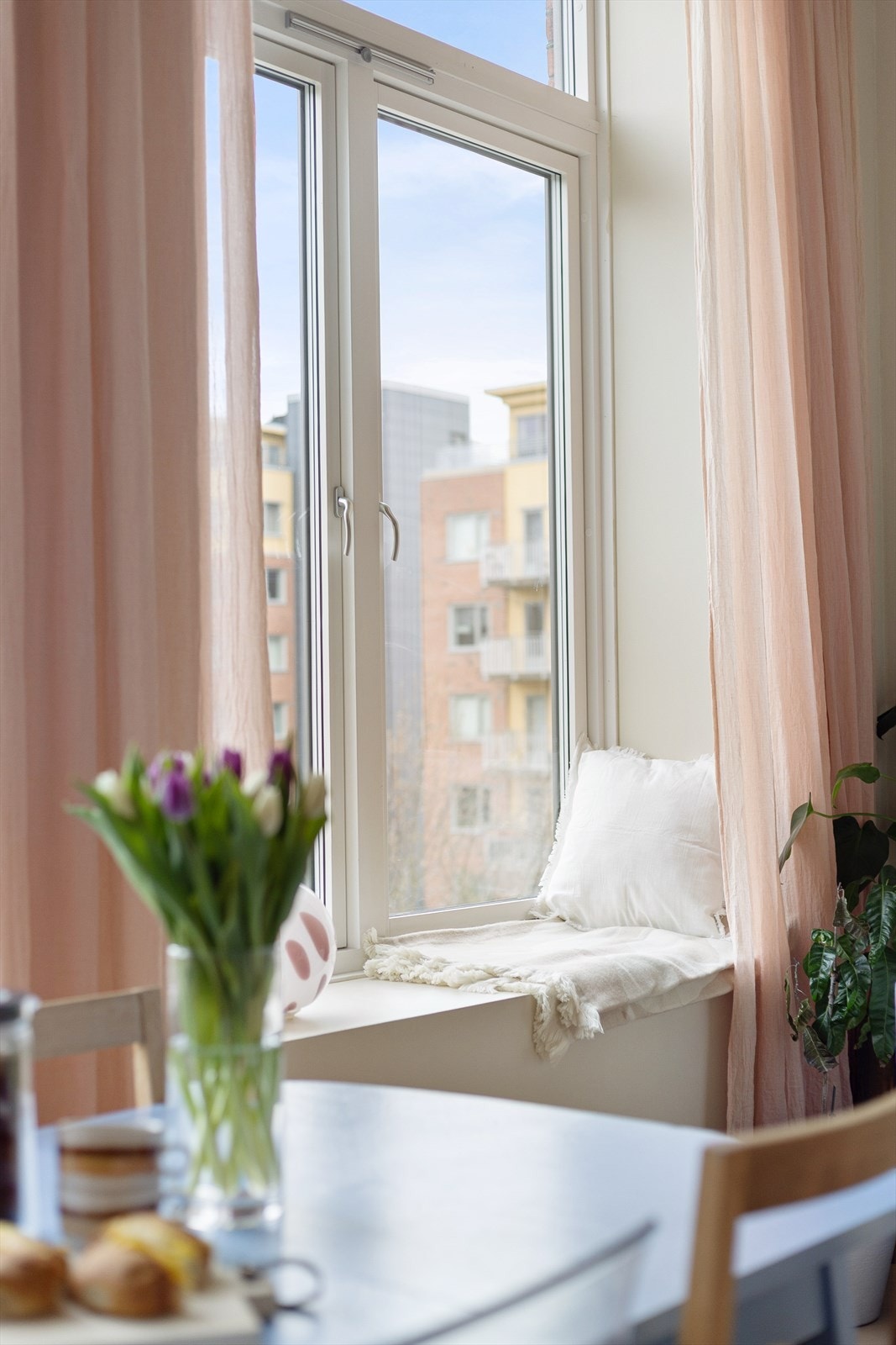 Store, vakre vindusflater med dype karmer slipper inn rikelig med naturlig lys og gir en perfekt utsiktspost. Galleribilde