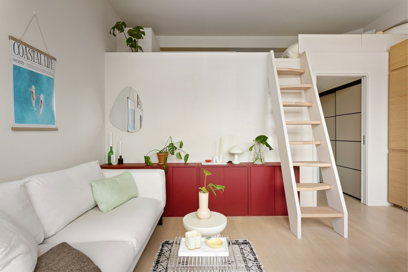 Leiligheten har fleksible møbleringsmuligheter med plass til både sofa og spisebord. Galleribilde