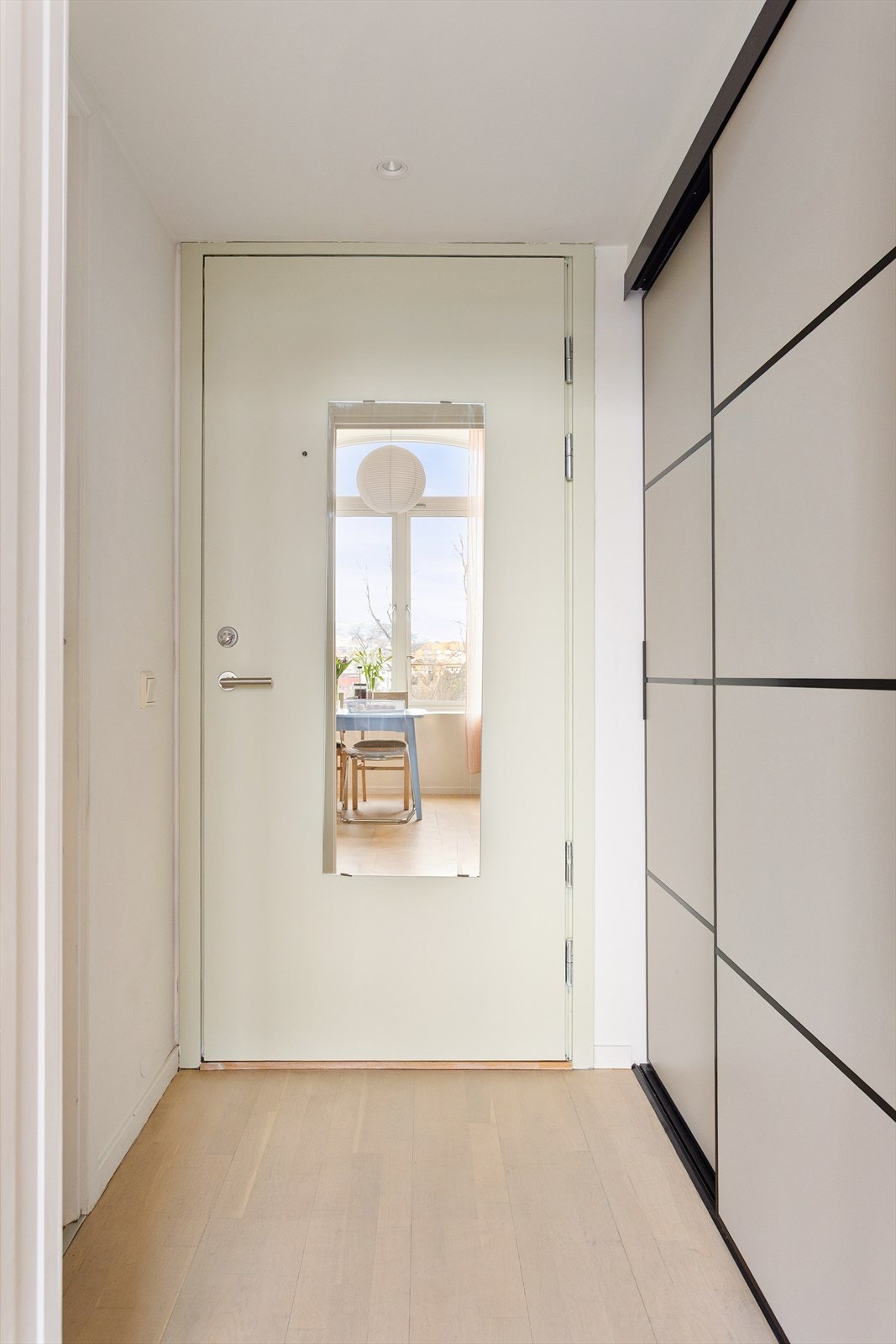 Innbydende entré med stor skyvedørsgarderobe. Galleribilde