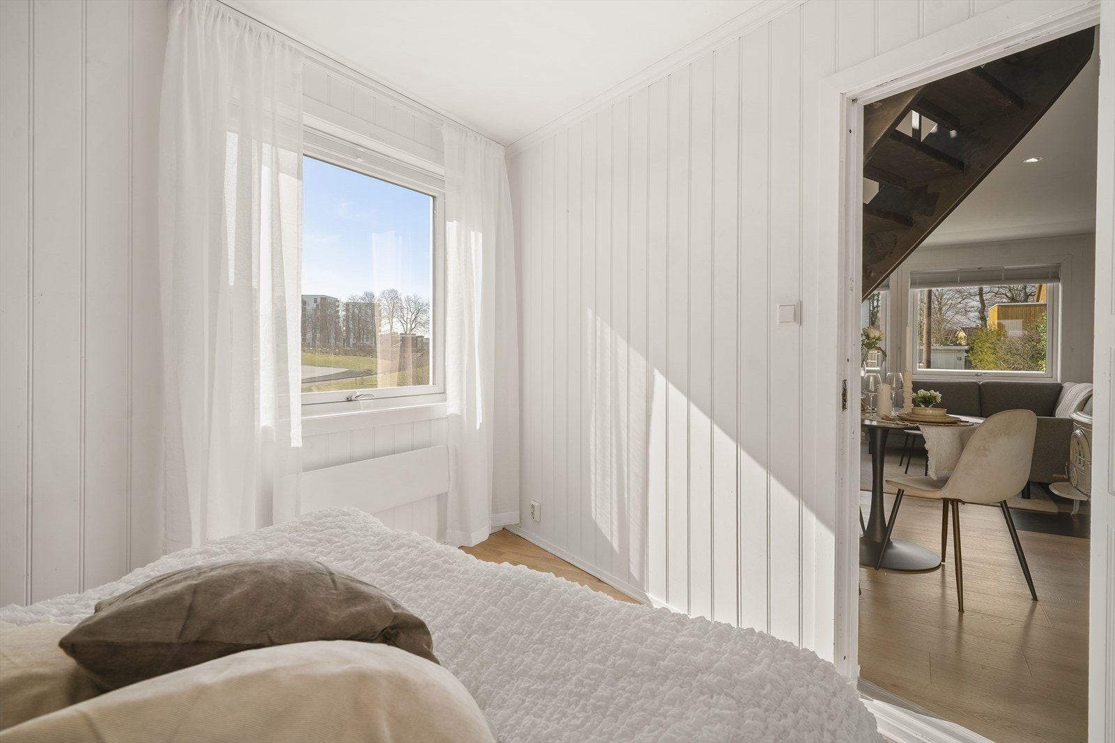 Rommet har vindu som slipper inn rikelig med dagslys og lyse overflater som gir en luftig romfølelse. Galleribilde