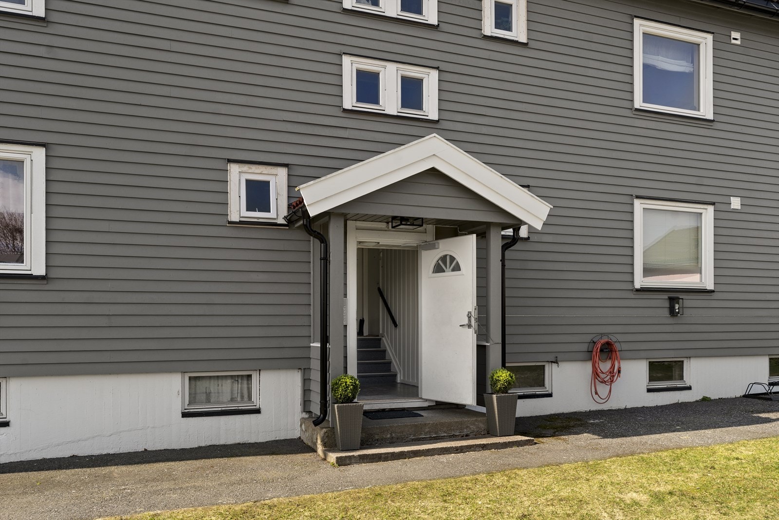 Leiligheten har inngang via felles trappegang i første etasje. Galleribilde