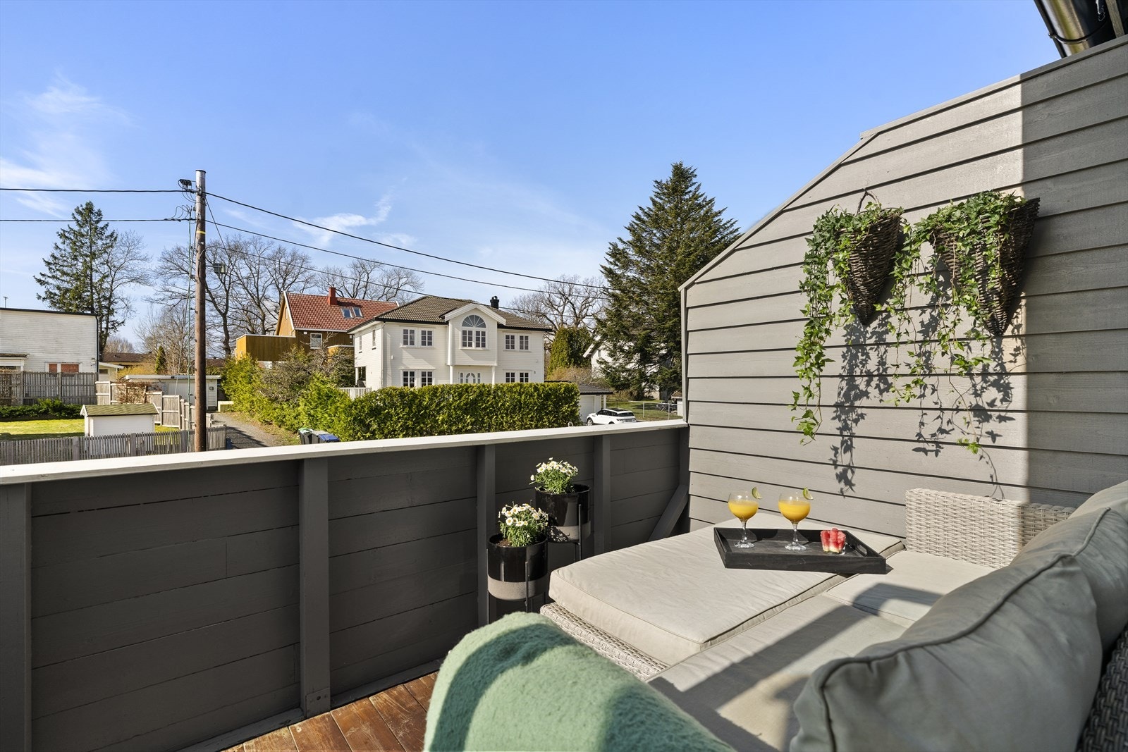 På den solrike verandaen er det god plass til hagemøbler og grill. Markise for solskjerming er montert. Galleribilde