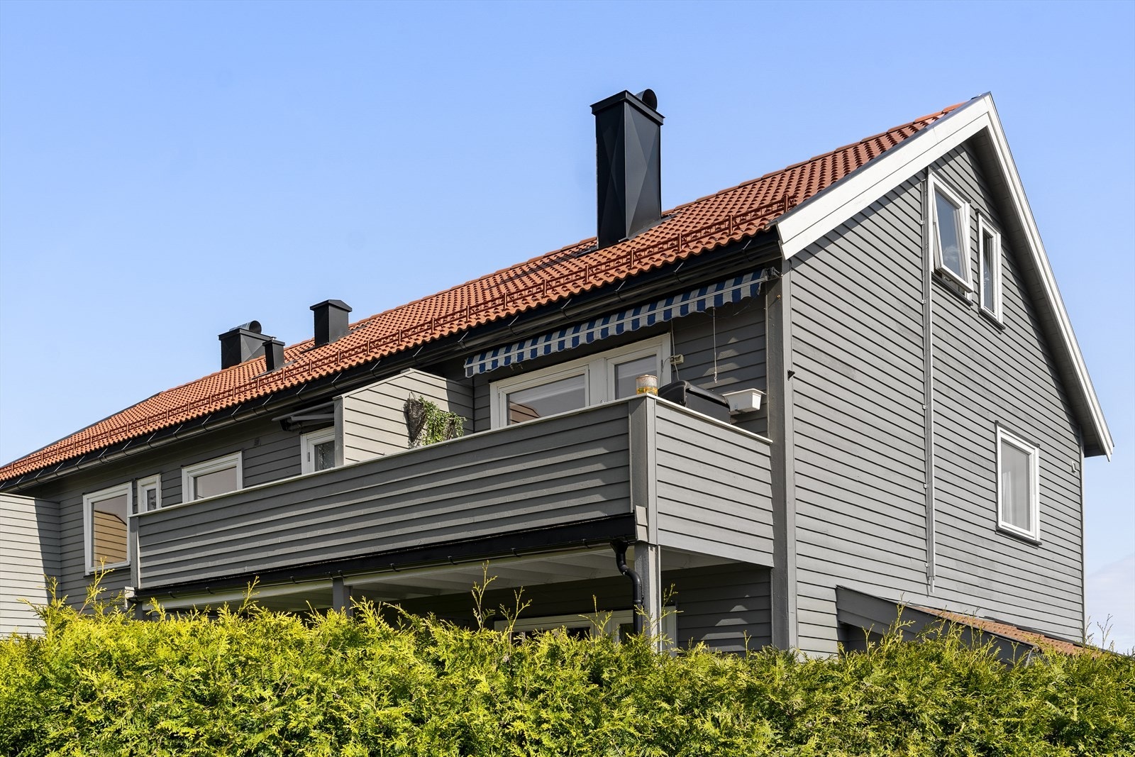 Leiligheten har en sydvendt veranda med gode solforhold og utsyn over boligområde. Galleribilde