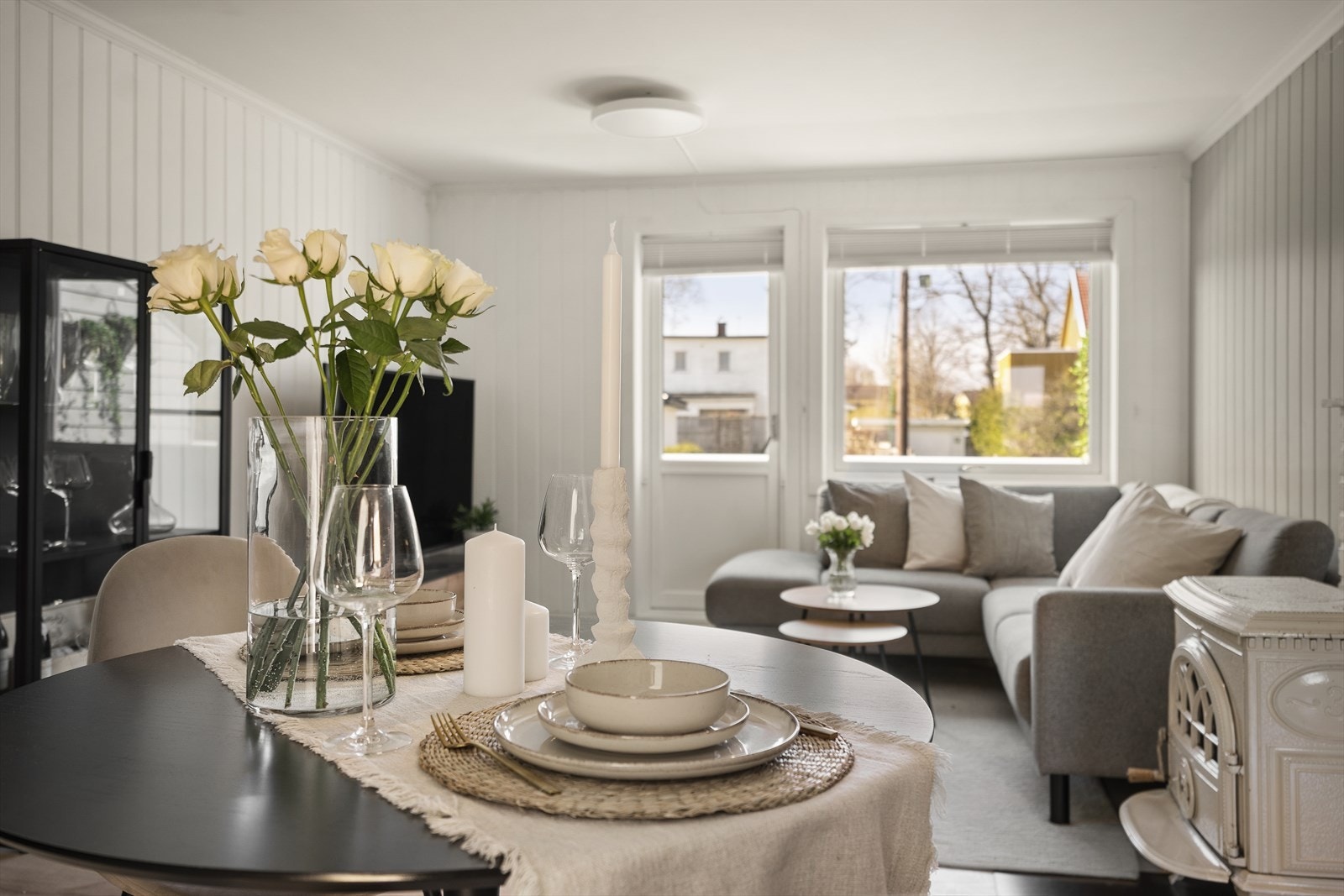 Stuen har store vindusflater som gir rikelig med naturlig lys inn i rommet. Galleribilde