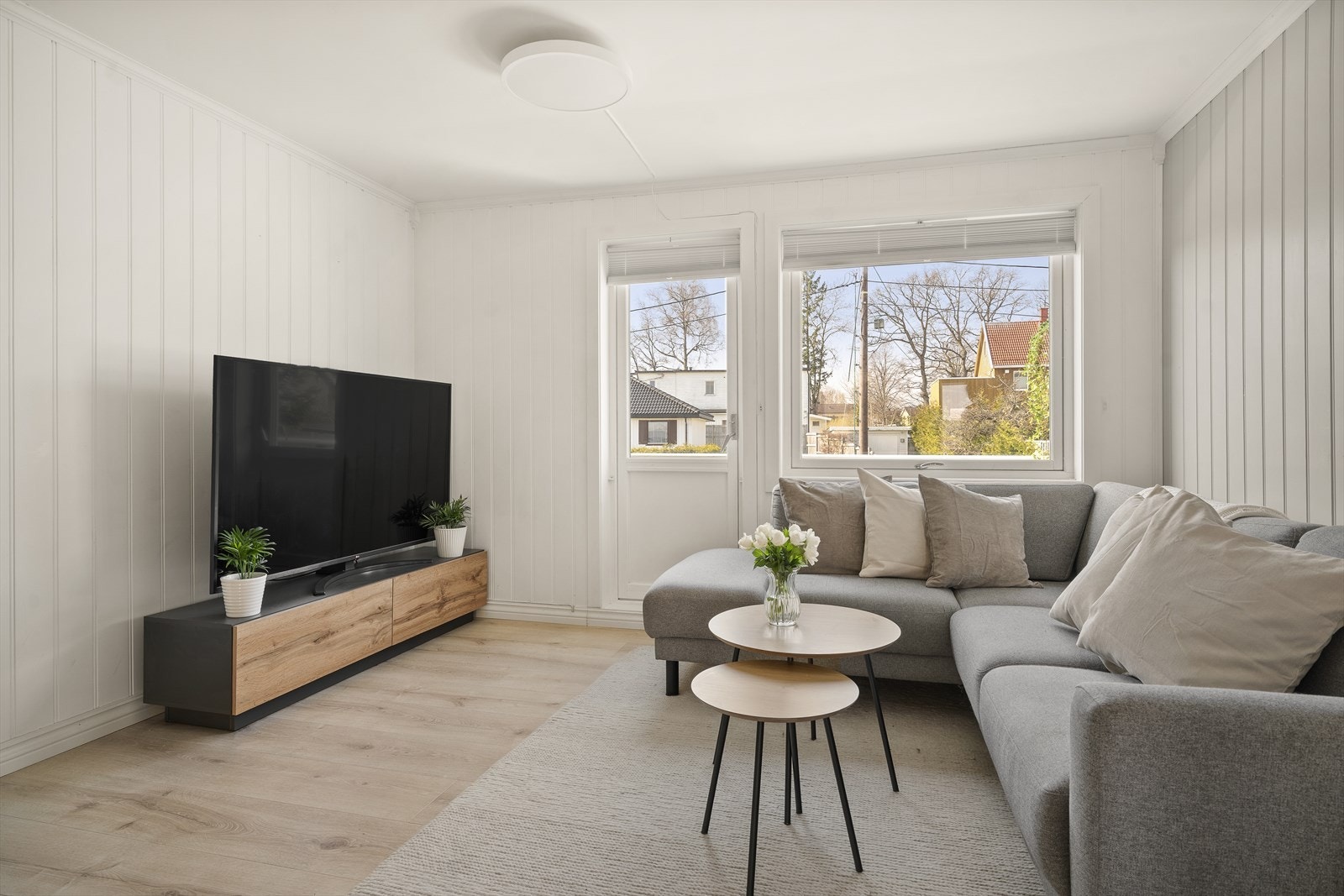 Gjennomgående lyse overflater og gode materialvalg gir et moderne og innbydende uttrykk. Galleribilde