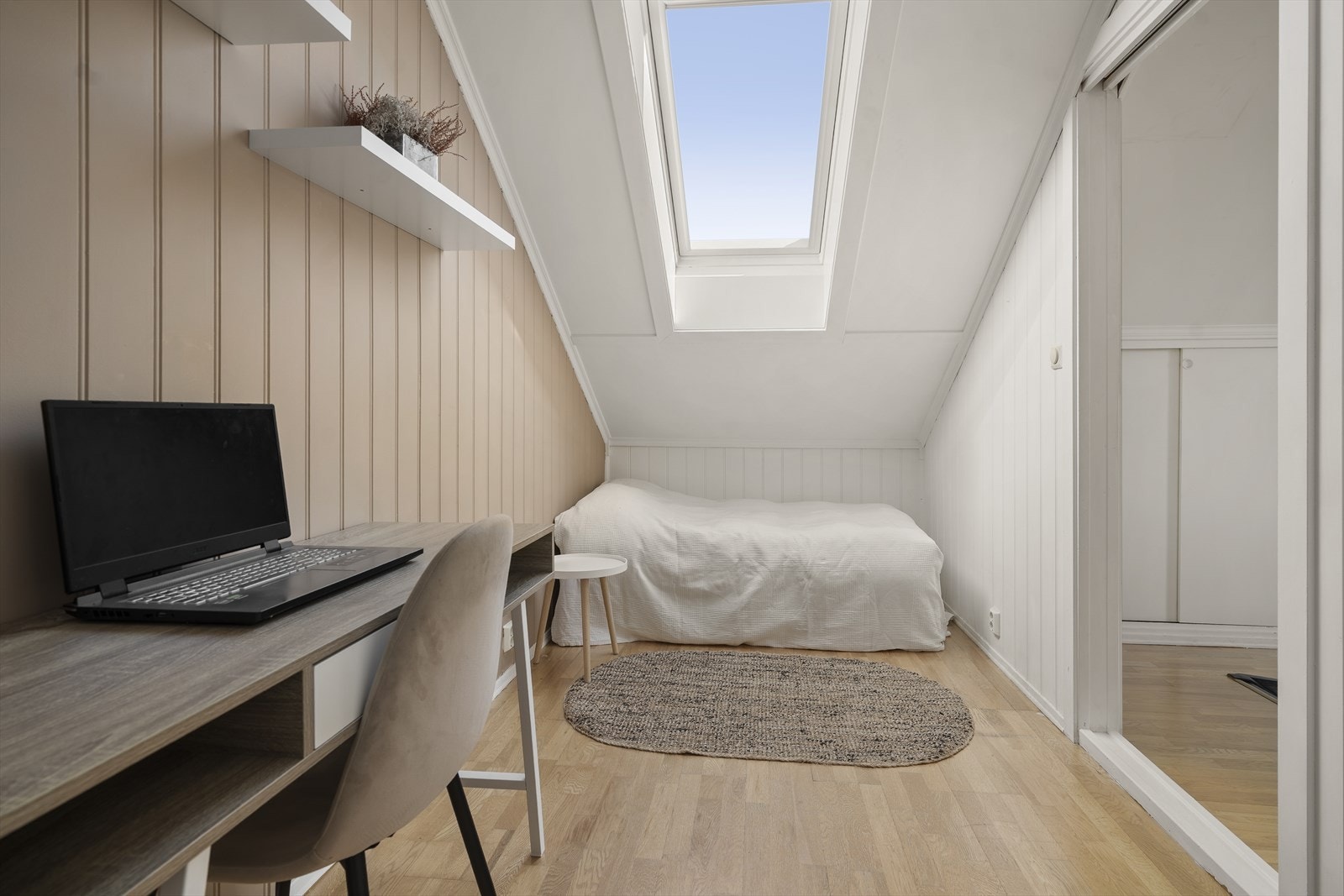 Loftetasjen har også et ekstra rom med god plass og naturlig lys fra takvindu, som gir et hyggelig og anvendelig rom til ulike formål. Galleribilde
