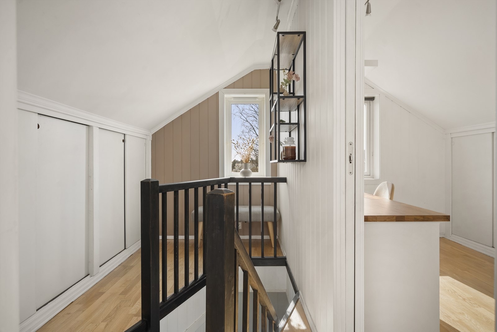 Loftetasjen byr på flere lagringsmuligheter og mulighet for ekstra soverom eller hjemmekontor. Galleribilde