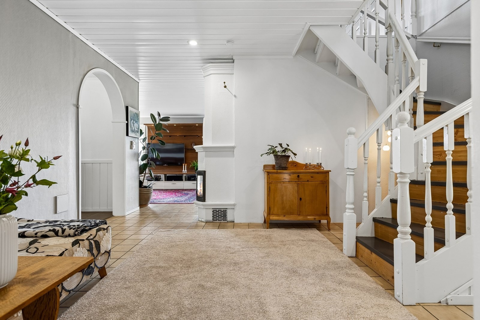 Romslig hall som binder sammen første og andre etasje. Galleribilde