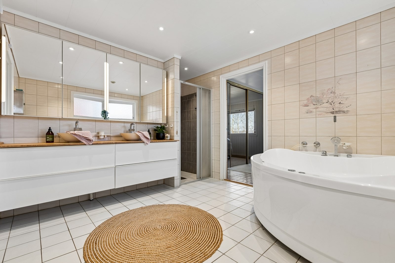 Det flislagte badet i hovedetasjen er på 10m². Galleribilde