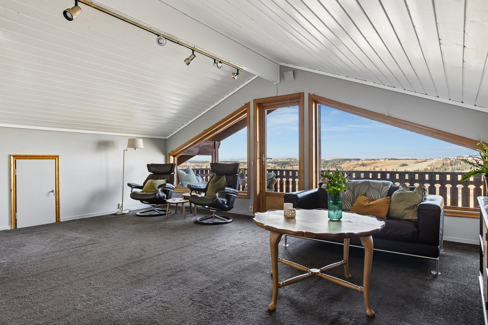 Opp trappen kommer man til en romslig loftstue på 31m². Galleribilde