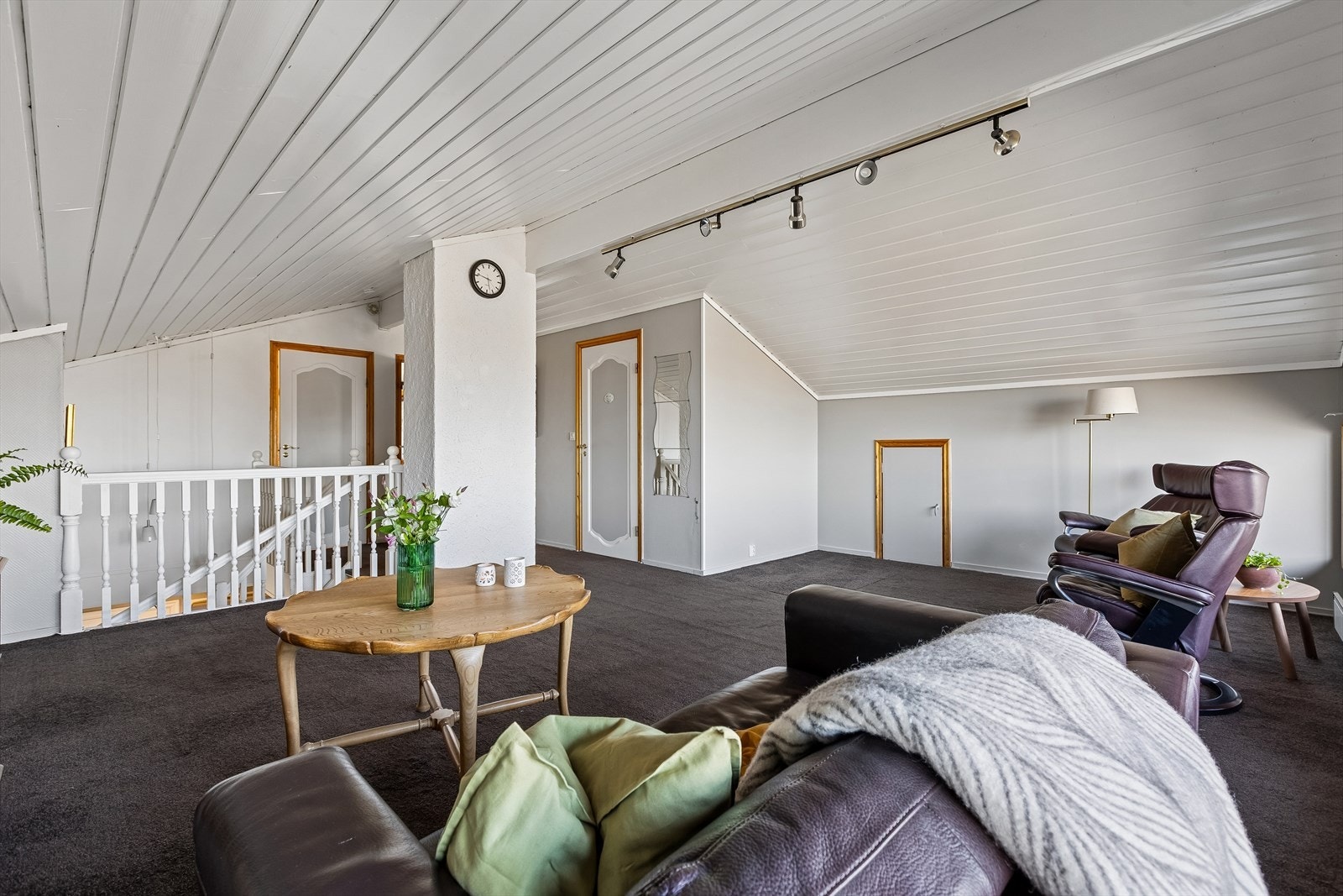 Godt med lagringsplass i knekott på begge sider av loftstue. Galleribilde
