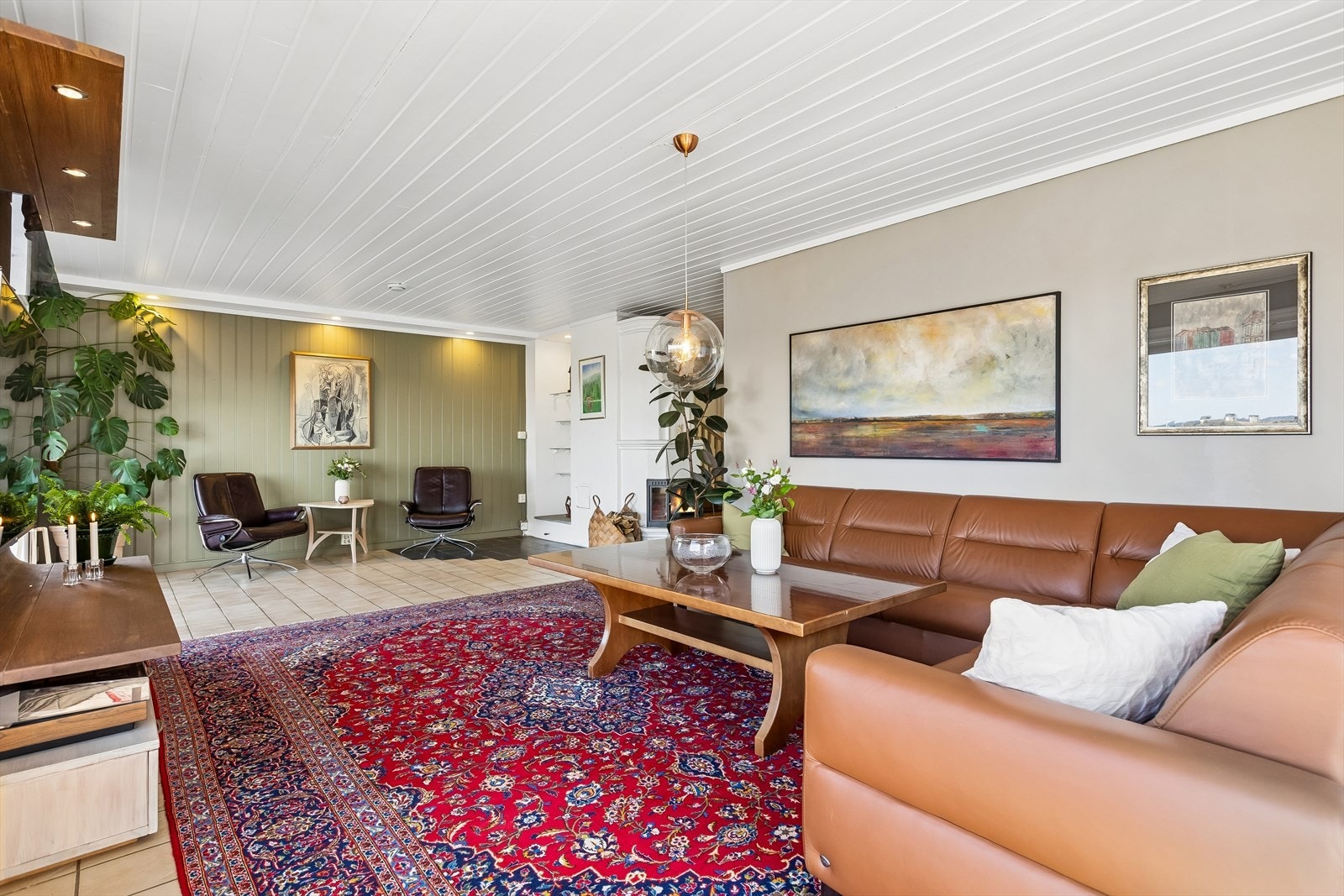 Her har du både vedfyring, varmepumpe i stuen og gang, i tillegg til at det er varmekabler i samtlige rom i første etasje. Galleribilde