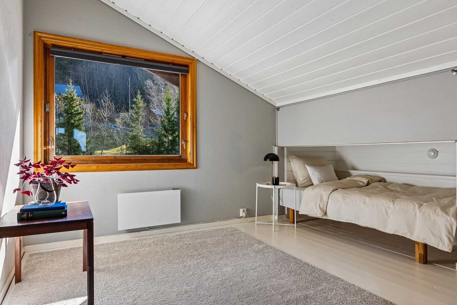 Det er to store soverom i 2. etasje hvor dette er det største på 10m². Her er det en plassbygd seng, samt plass til frittstående seng. Galleribilde