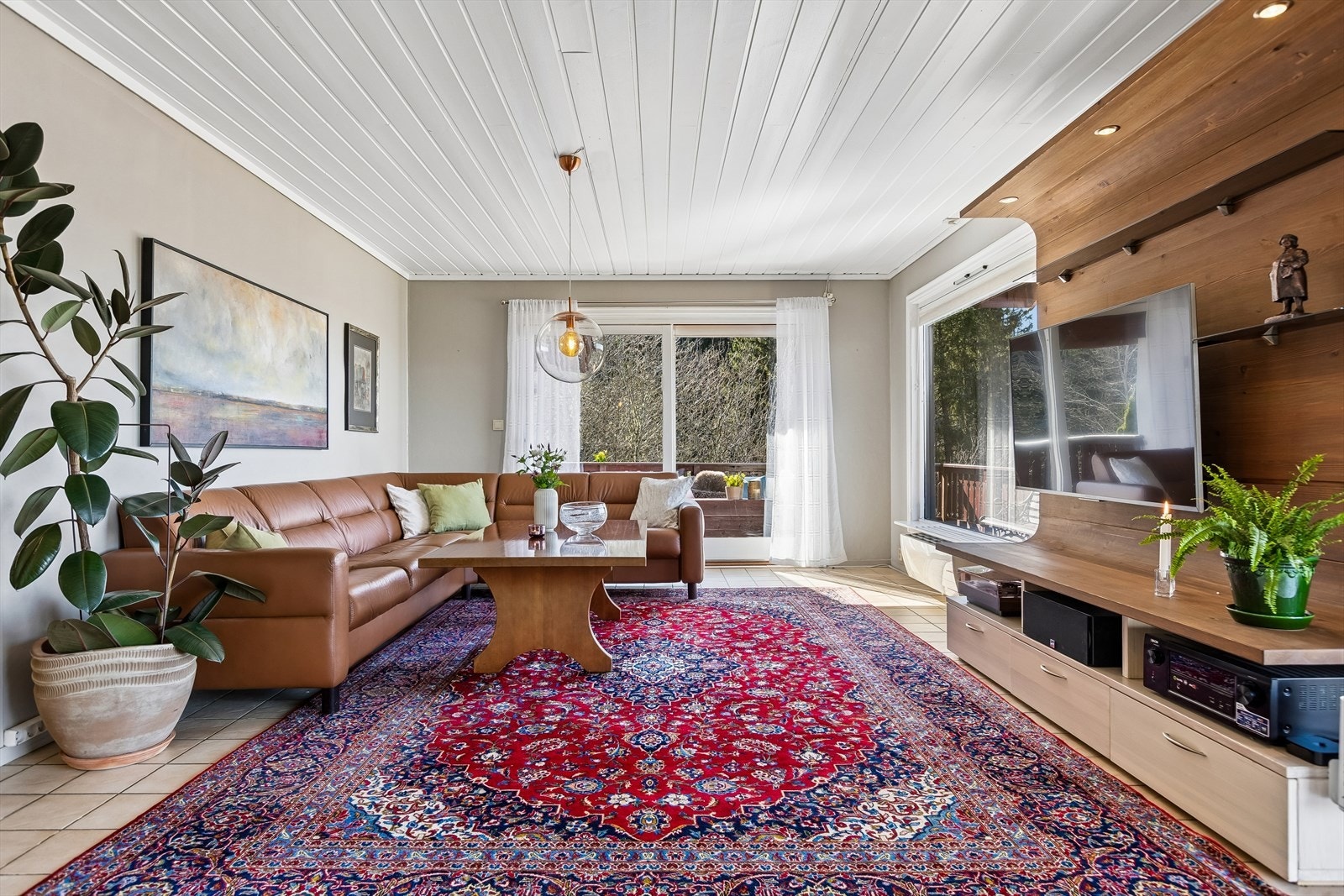Stuen er på romslige 32m² og byr på flere møbleringsmuligheter. Galleribilde