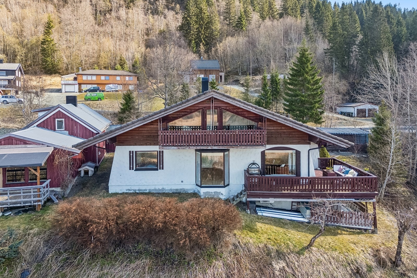 Huset rett til venstre står på utgått borett, og ny eier må eventuelt søke om å få beholde bygningen. Se salgsoppgave for mer info. Galleribilde