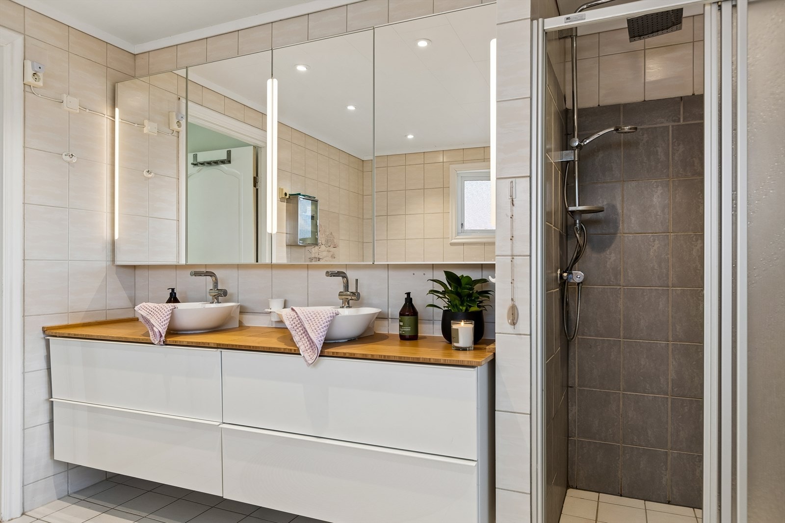 Badet er utstyrt med to servanter, toalett, dusjnisje og badekar. Galleribilde