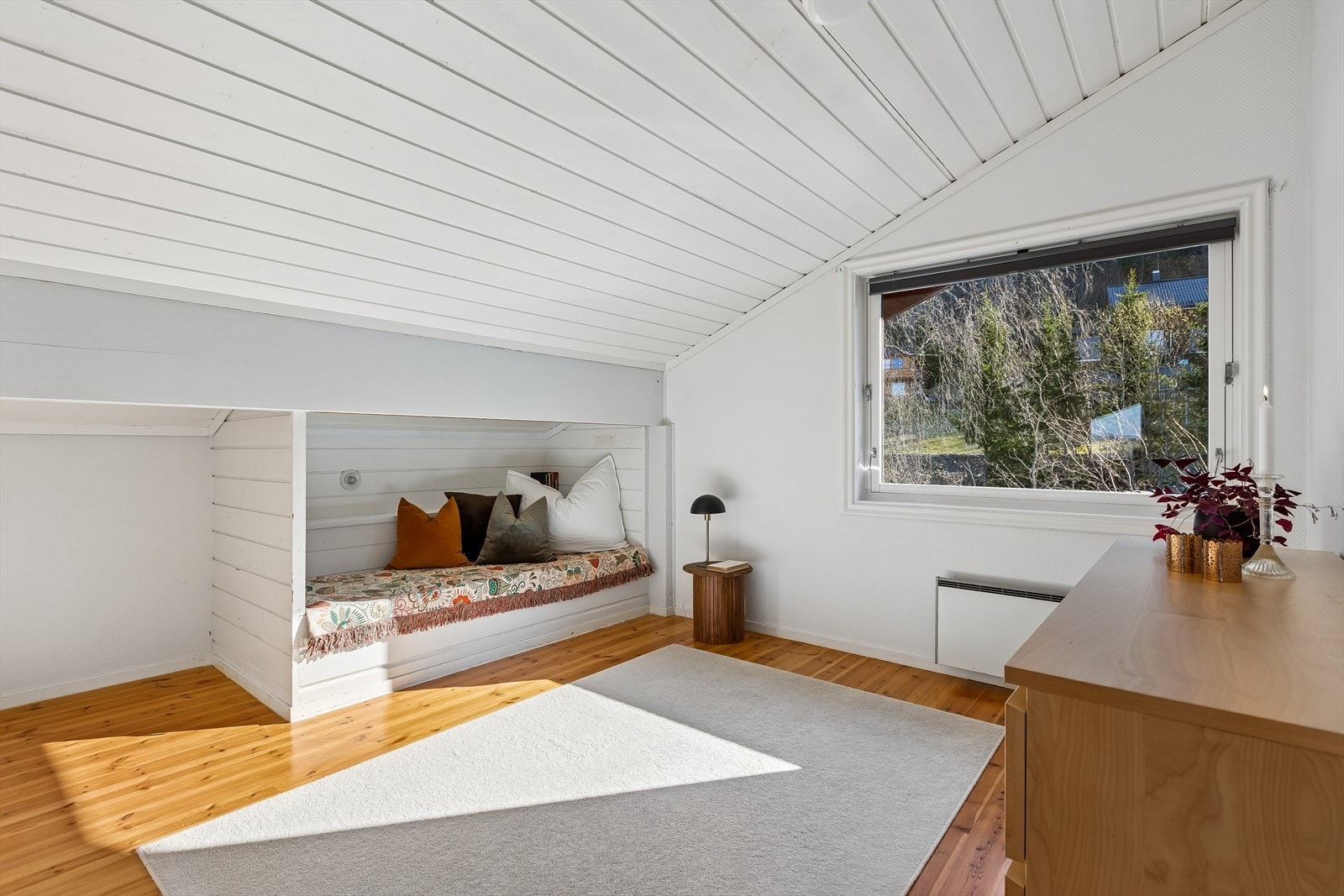 Det andre soverommet er på 8m², med plassbygd seng. Galleribilde