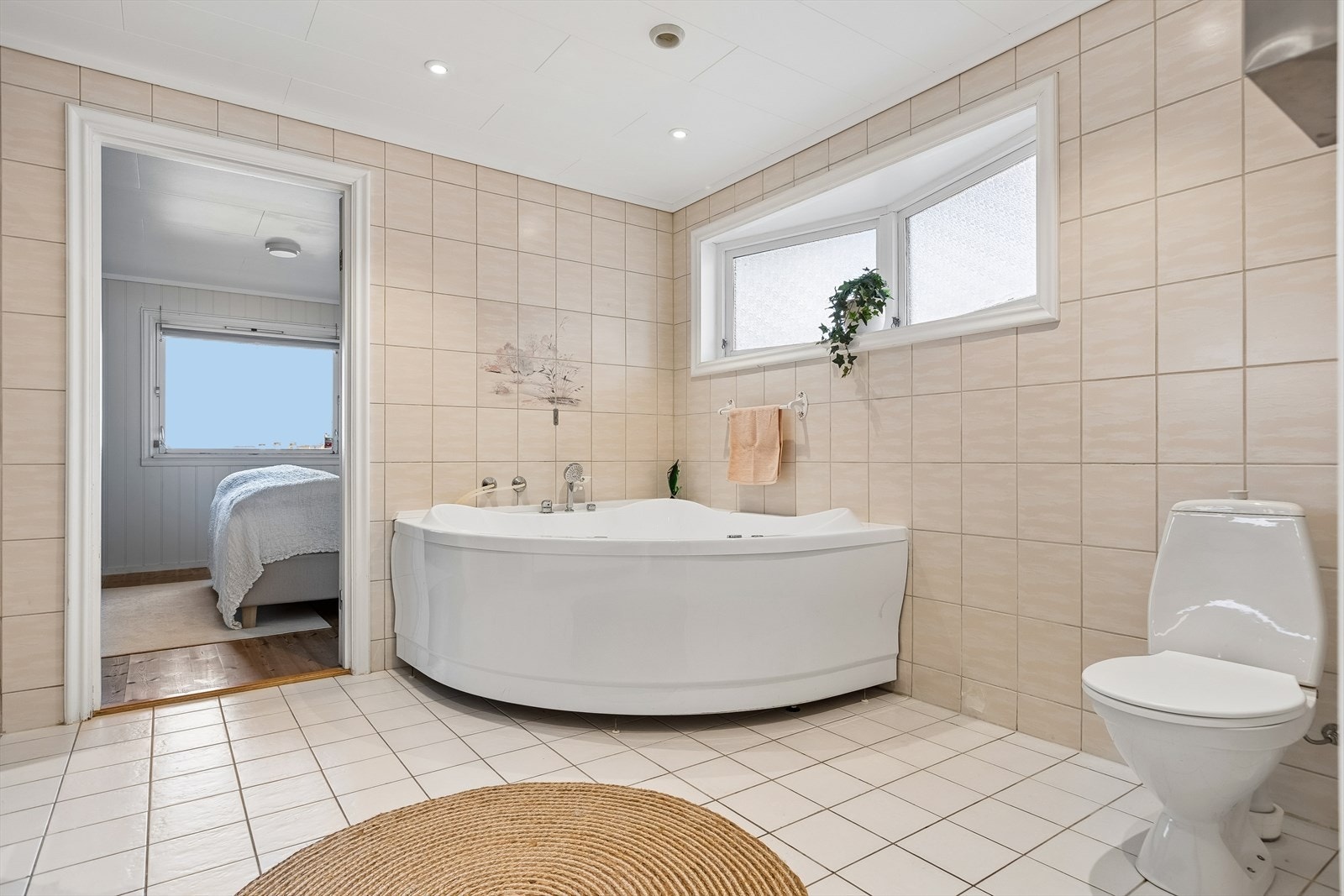 Hovedsoverommet ligger tilknyttet badet. Galleribilde