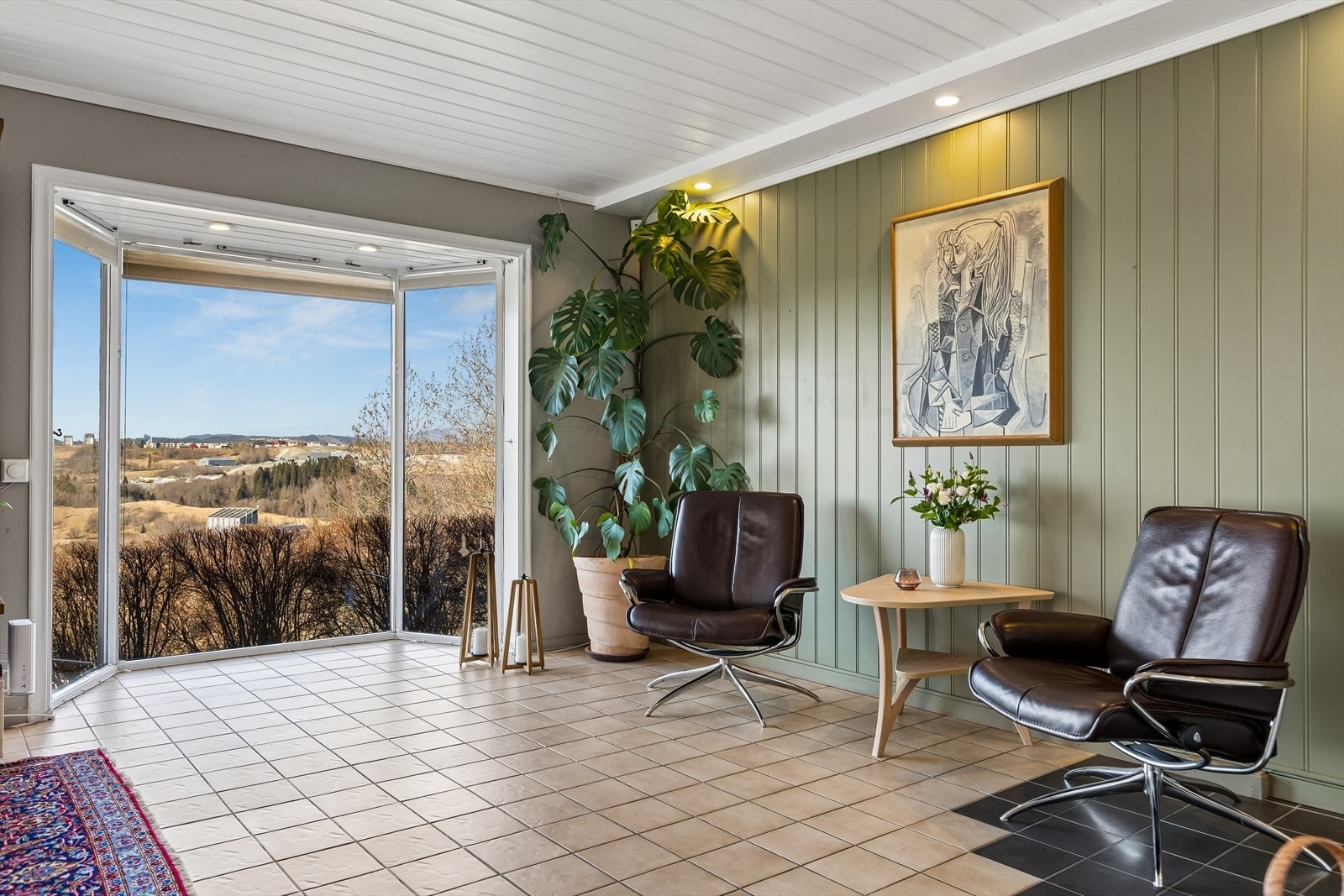 Her har du et karnapp som bidrar på å forlenge stuen og gir et godt utsiktspunkt. Galleribilde