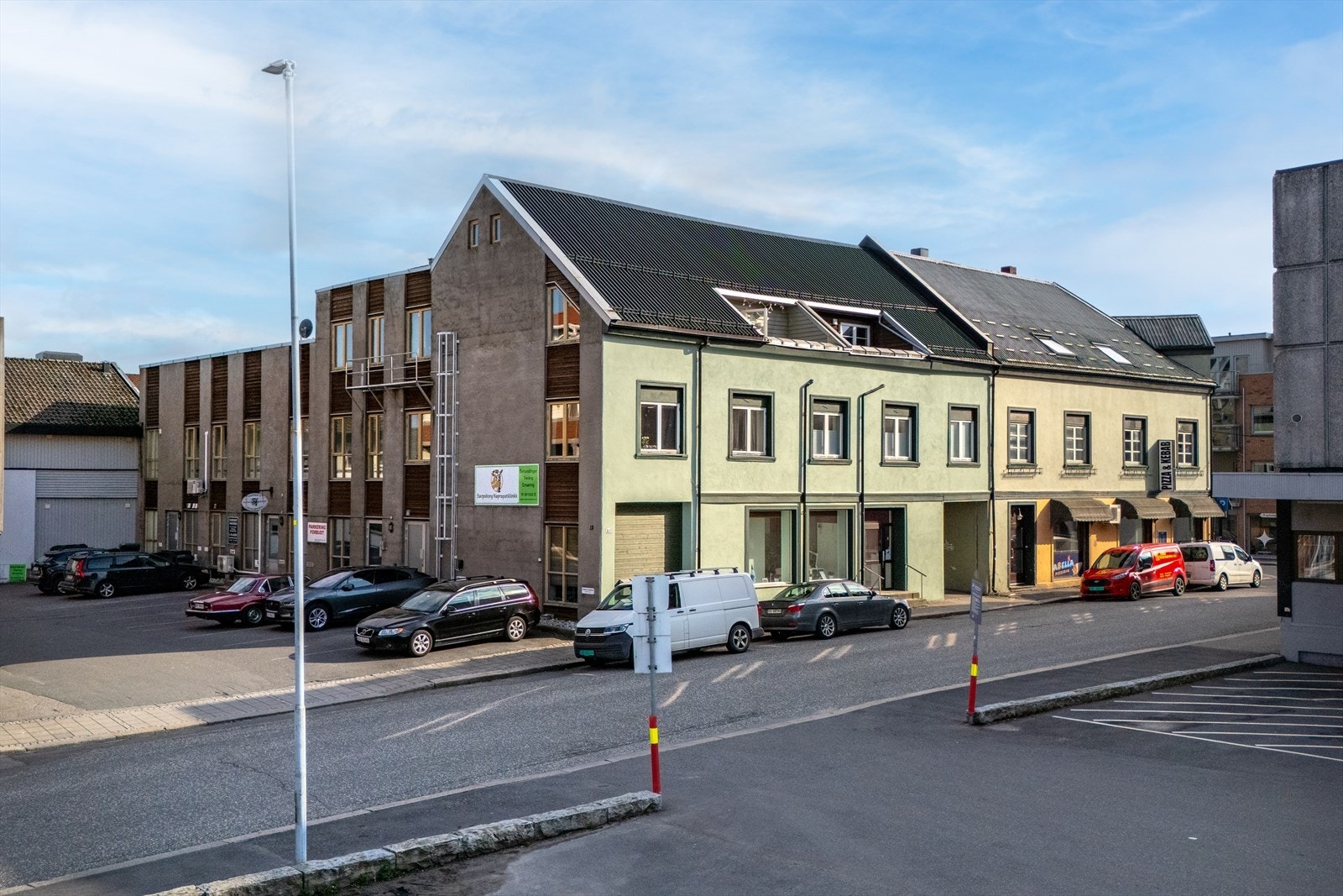 Det er også utført ytre veldikehold på fasade og tak i senere år. Ut mot gatene er fasademuren pusset og malt i en frisk farge. Galleribilde