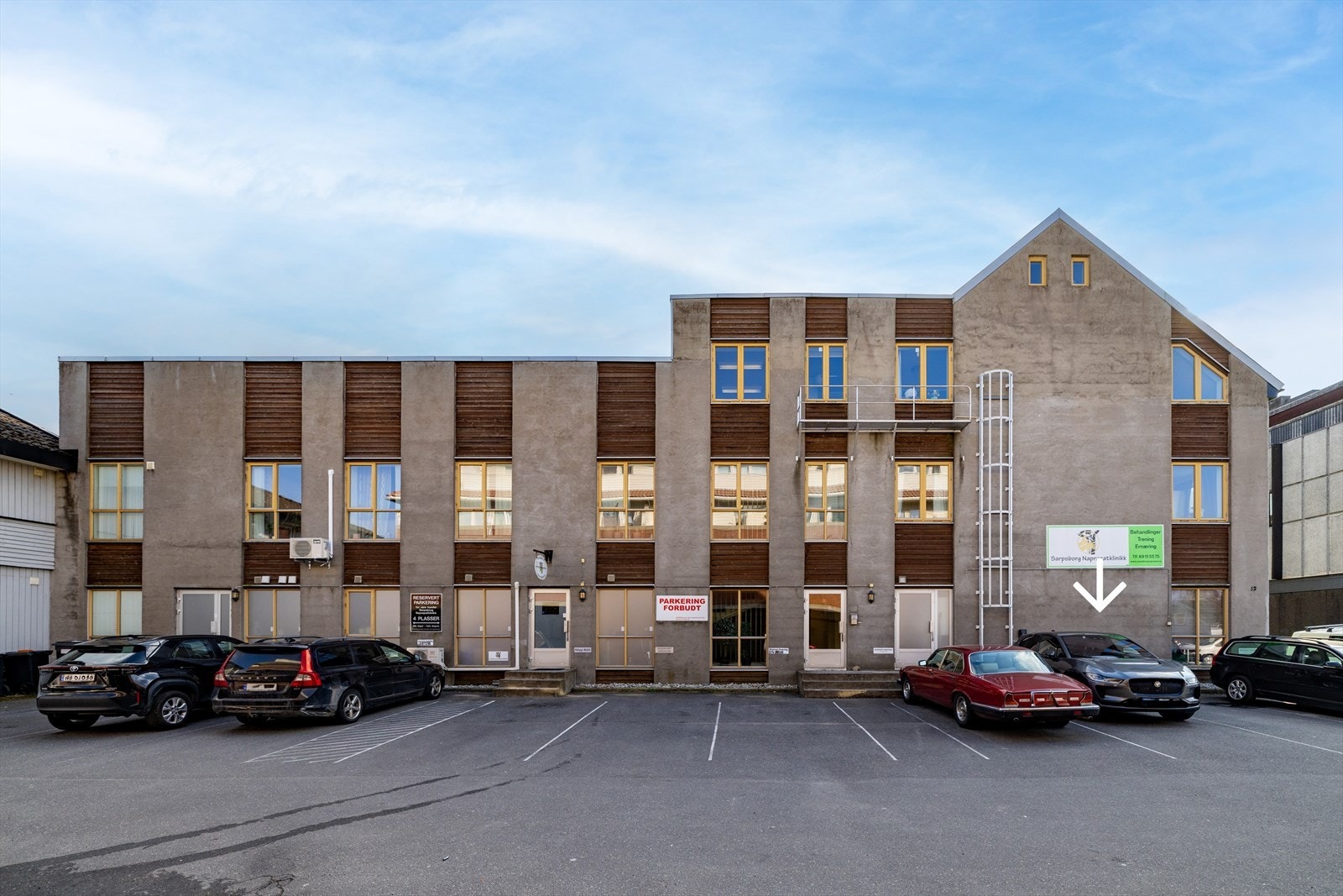 Parkeringsplass med elbillader som medfølger til leiligheten. Se pil. Galleribilde