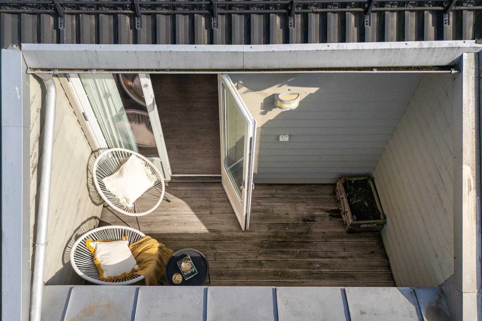 Den inntrukne takterrassen er en lun uteplass med gode solforhold og fin utsikt over nærområdet. Galleribilde