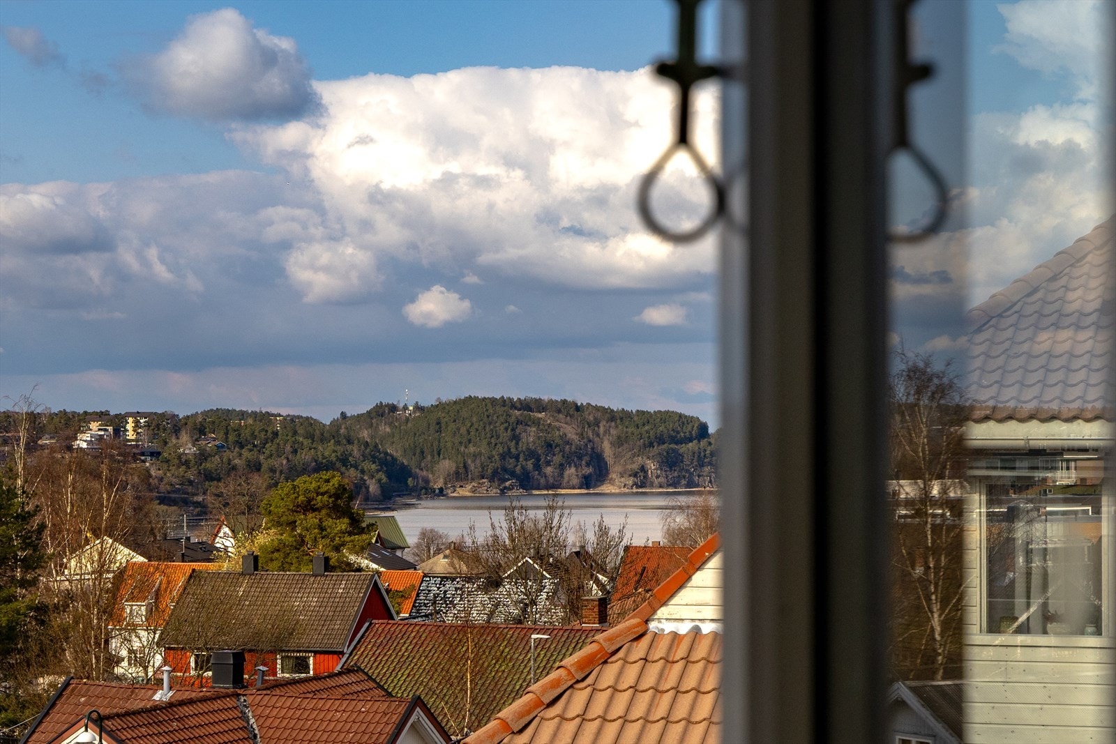 Fra spiseplassen har du utsikt mot Glengshølen og Oppsund. Galleribilde
