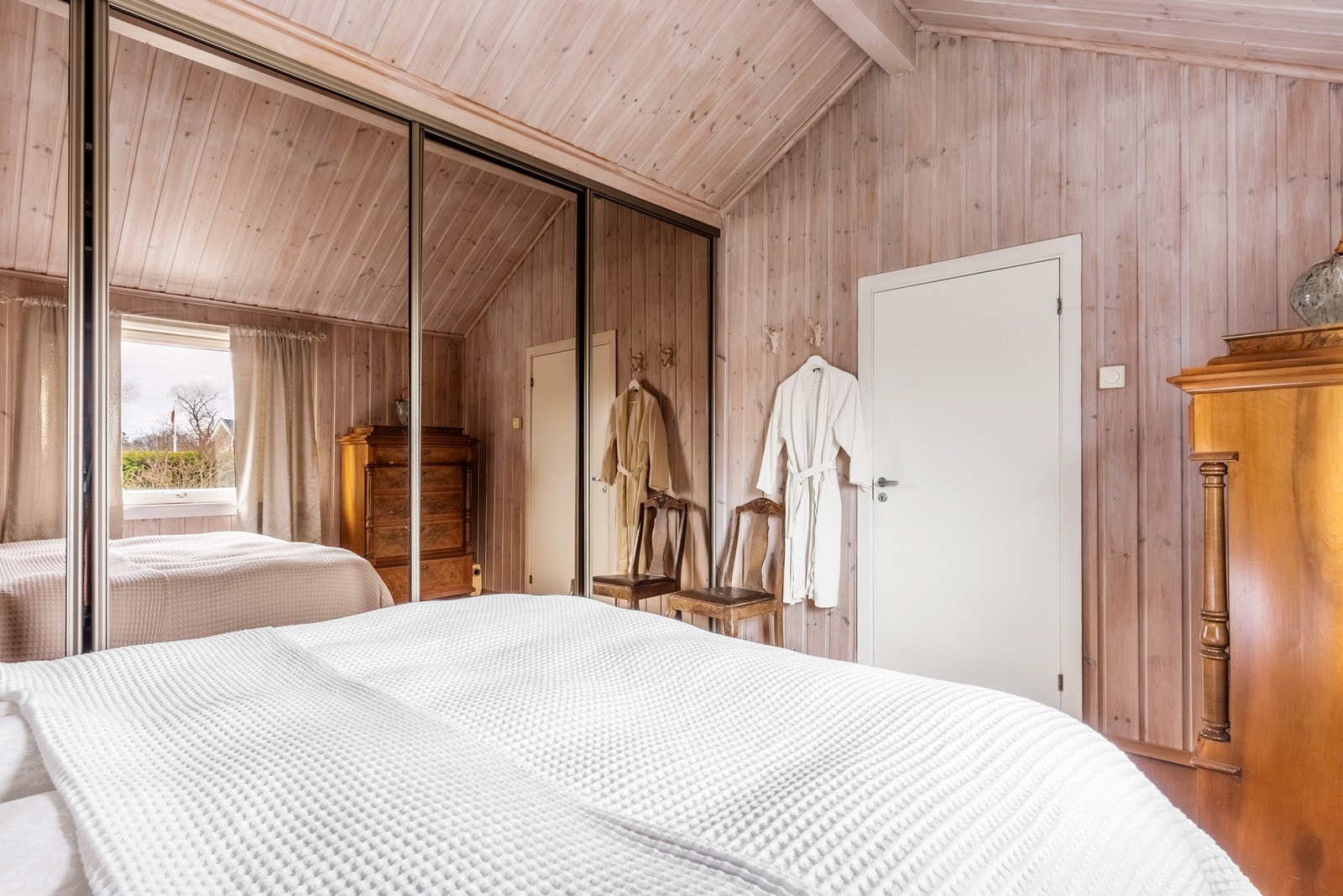 Soverom tilbygd i 2002 har generøs takhøyde og stor skyvedørsgarderobe på en hel vegg. Galleribilde