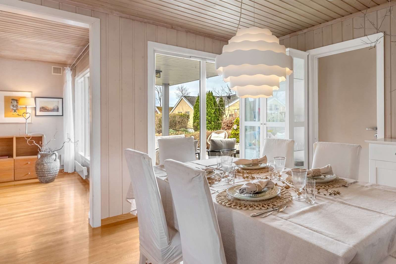 Også fra spisestuen er det dør ut til terrasse for en sømløs overgang mellom inne og ute. Galleribilde