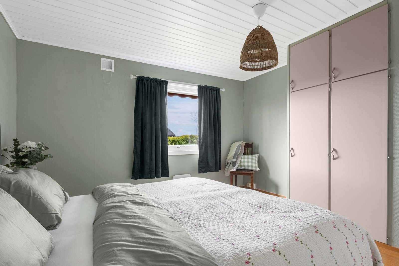 Store vinduer sørger for naturlig lys og rommene har plassbygd garderobe for enkel orden. Galleribilde
