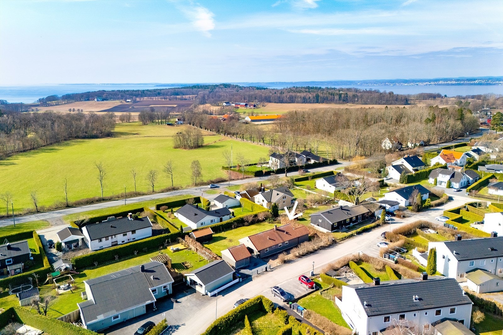 Eiendommen har attraktiv og familievennlig beliggenhet på Bergersborg, sentralt plassert mellom Tronvik og Refsnes. Galleribilde