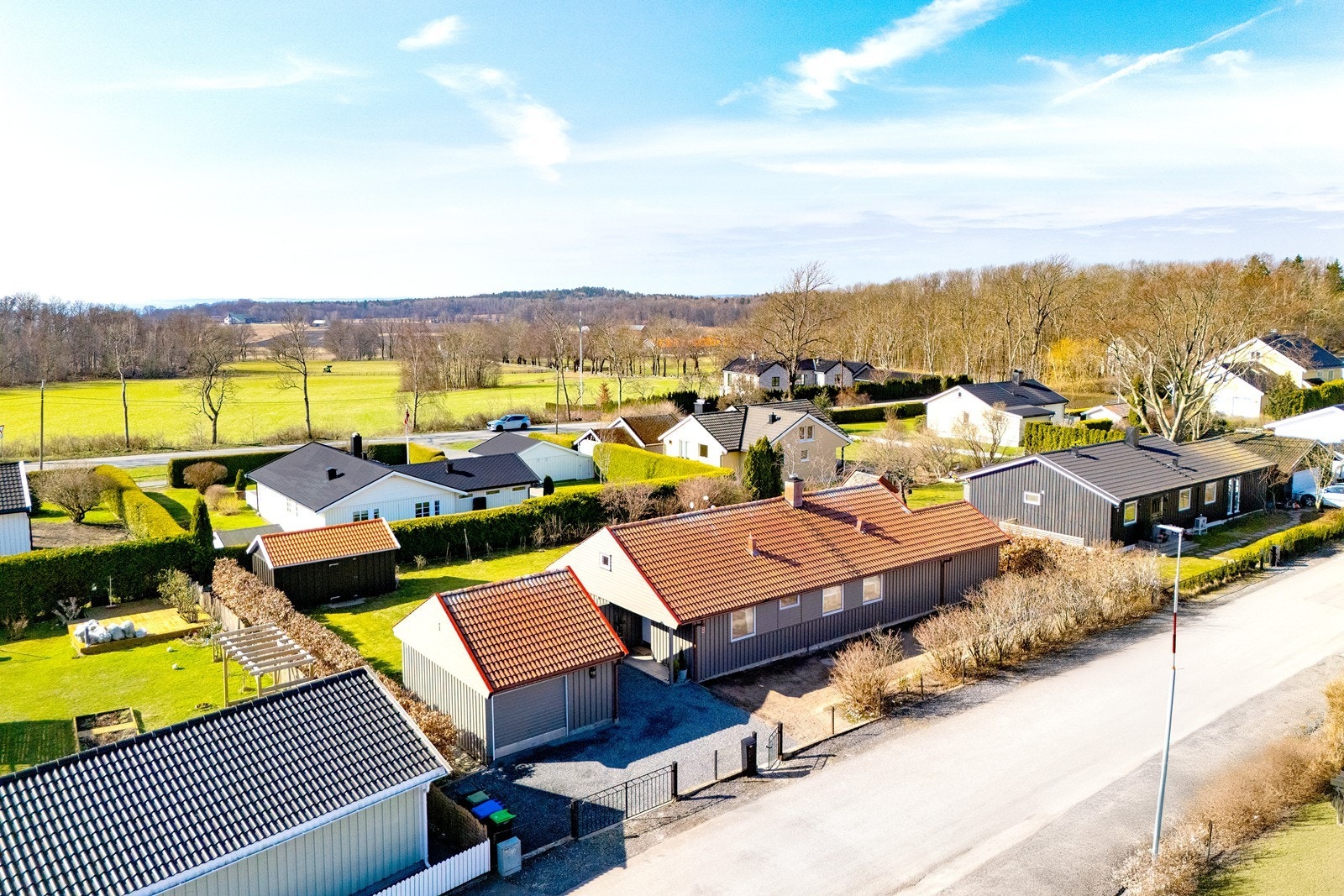 Tomten gir et innbydende førsteinntrykk og har fått utført planering for ny plen på fremsiden av boligen. Galleribilde