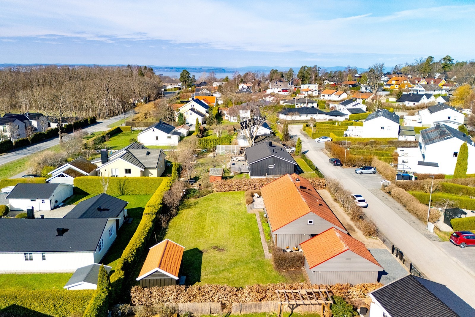 Den solrike tomten er pent opparbeidet, inngjerdet og omkranset av hekk med gode skjermingsforhold. Galleribilde