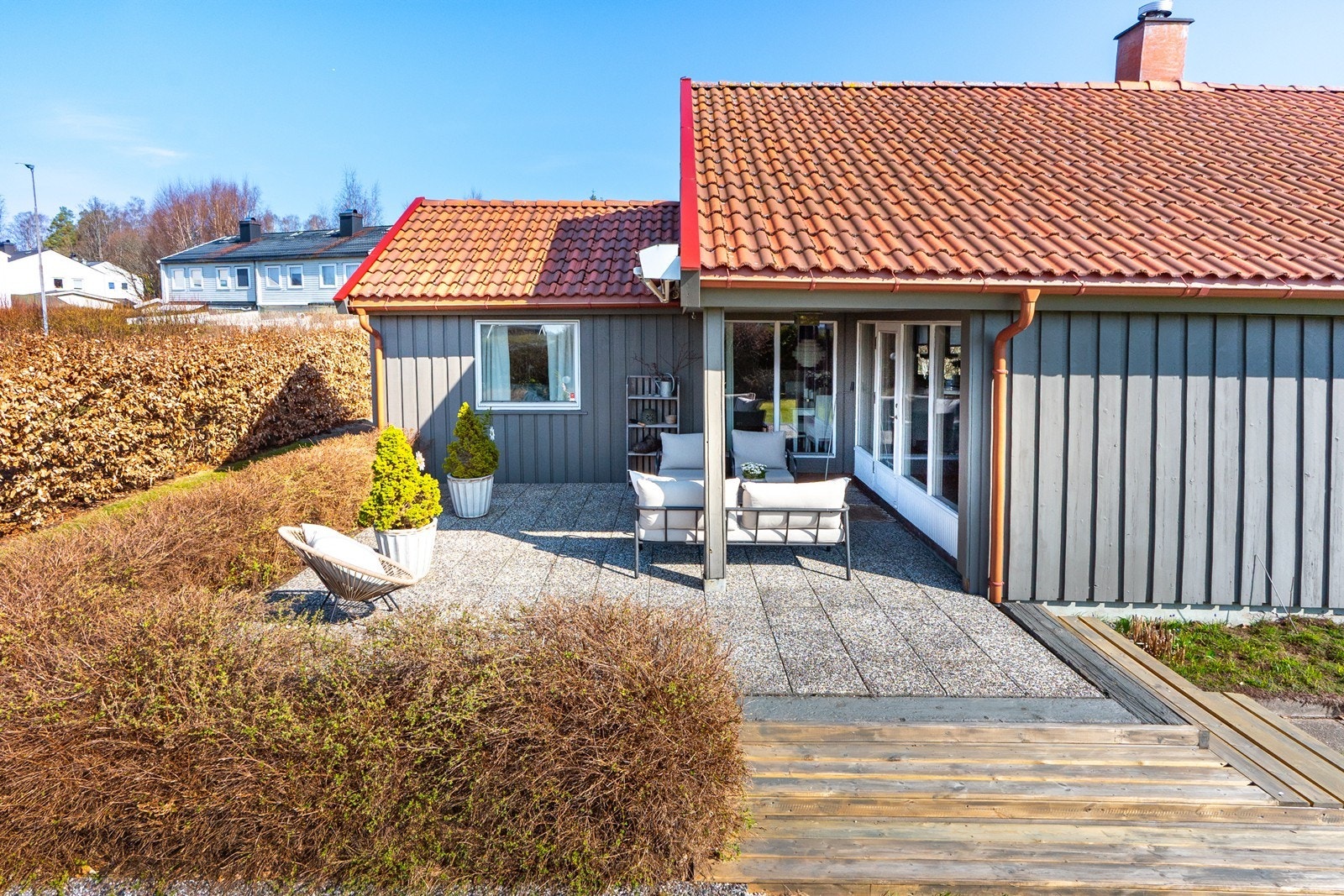 Det er plass til møblement for både måltider og avslapning - nyt frokost, lunsj og middag med oversikt over aktiviteten i hagen. Galleribilde