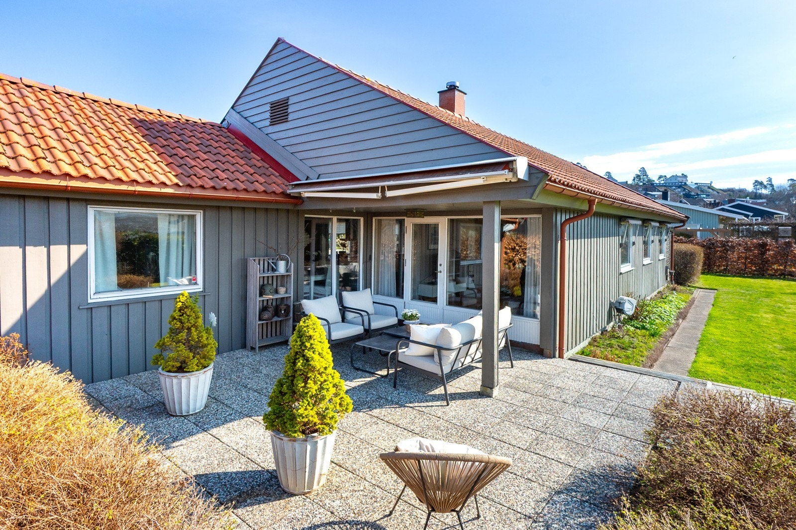 En familievennlig enebolig med alt på én flate og fine uteområder. Galleribilde
