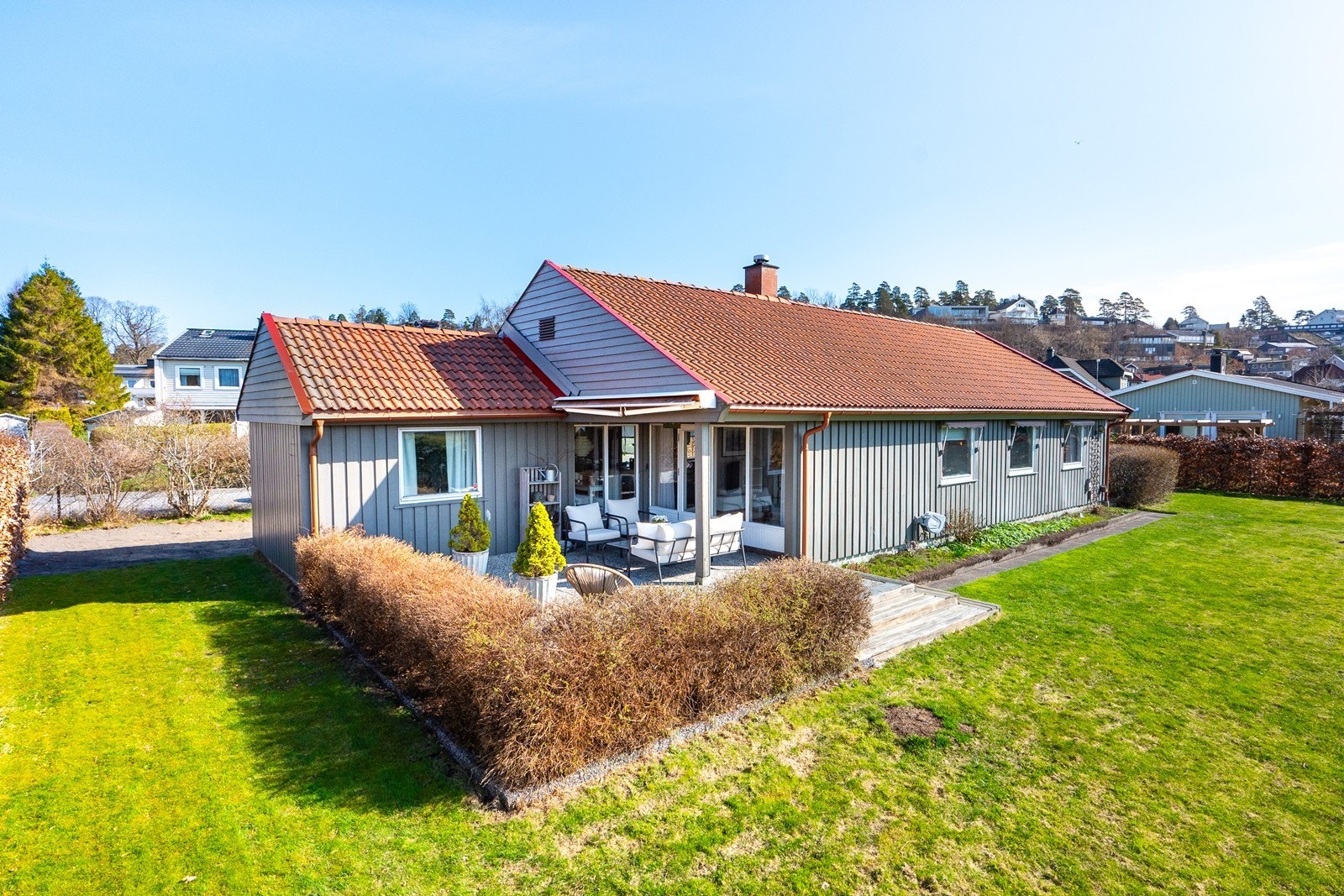 Stor, solrik og frodig hage med plass til lek, hageprosjekter og hyggelige sosiale soner. Galleribilde