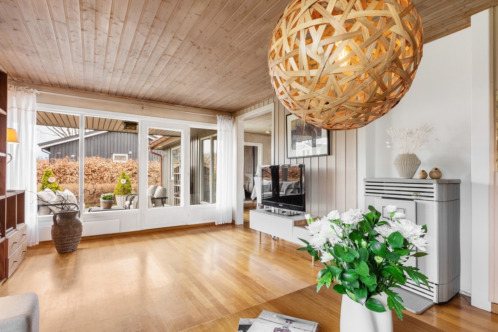 Store vindusflater slipper inn rikelig med naturlig lys og gir hyggelig utsyn mot egen hage. Galleribilde