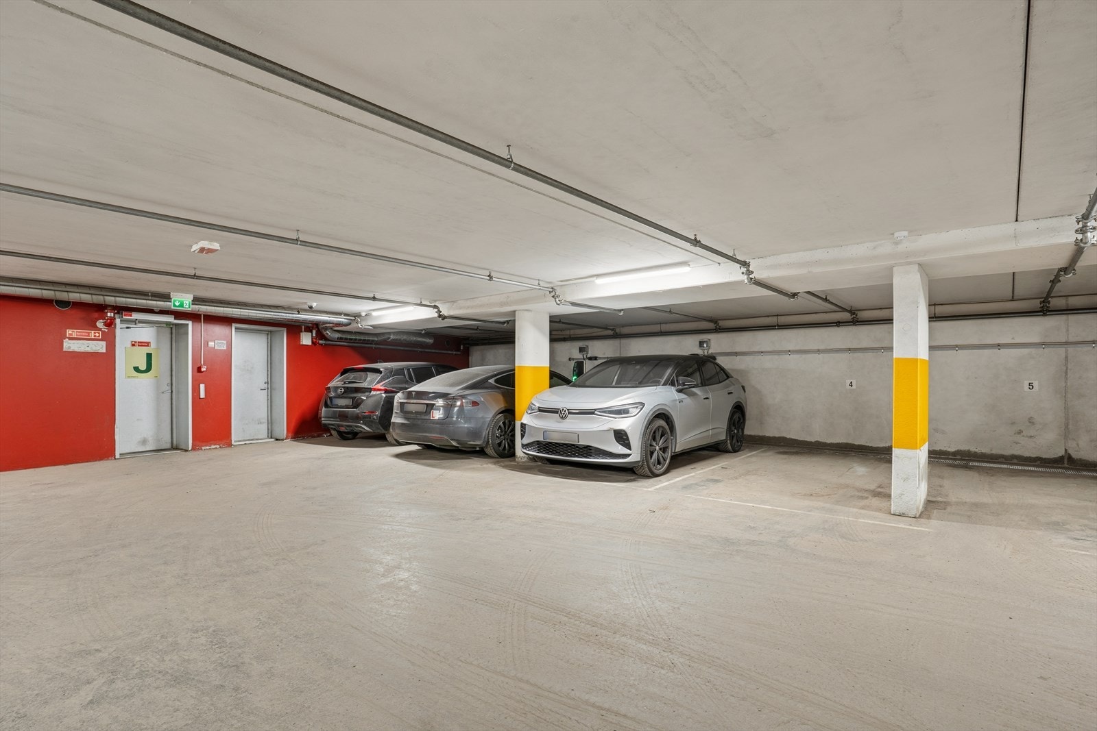 Det medfølger garasjeplass i oppvarmet garasjeanlegg. Galleribilde