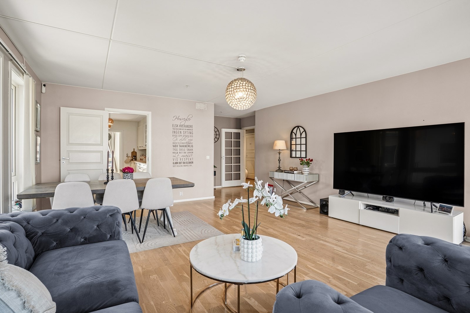 Romslig og innbydende stue med god plass til både sofagruppe og spisebord. Galleribilde