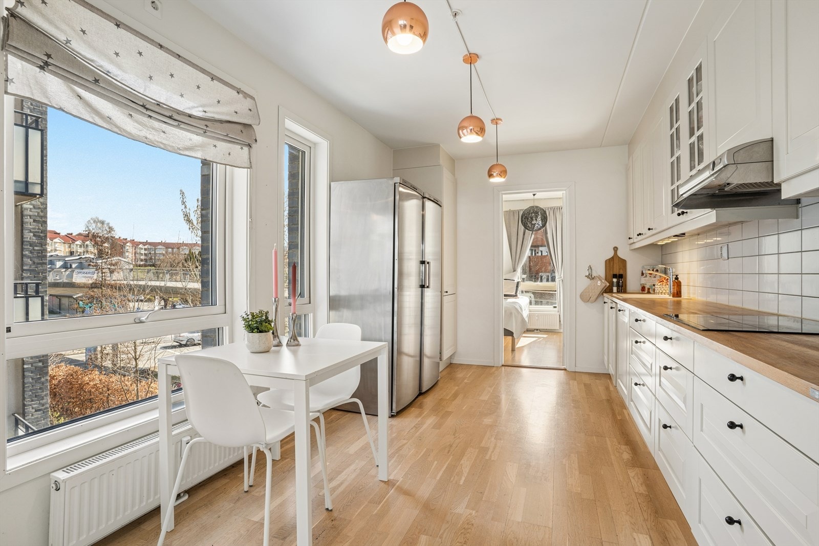Praktisk kjøkkenløsning med god arbeidsflyt og plass til spiseplass. Galleribilde