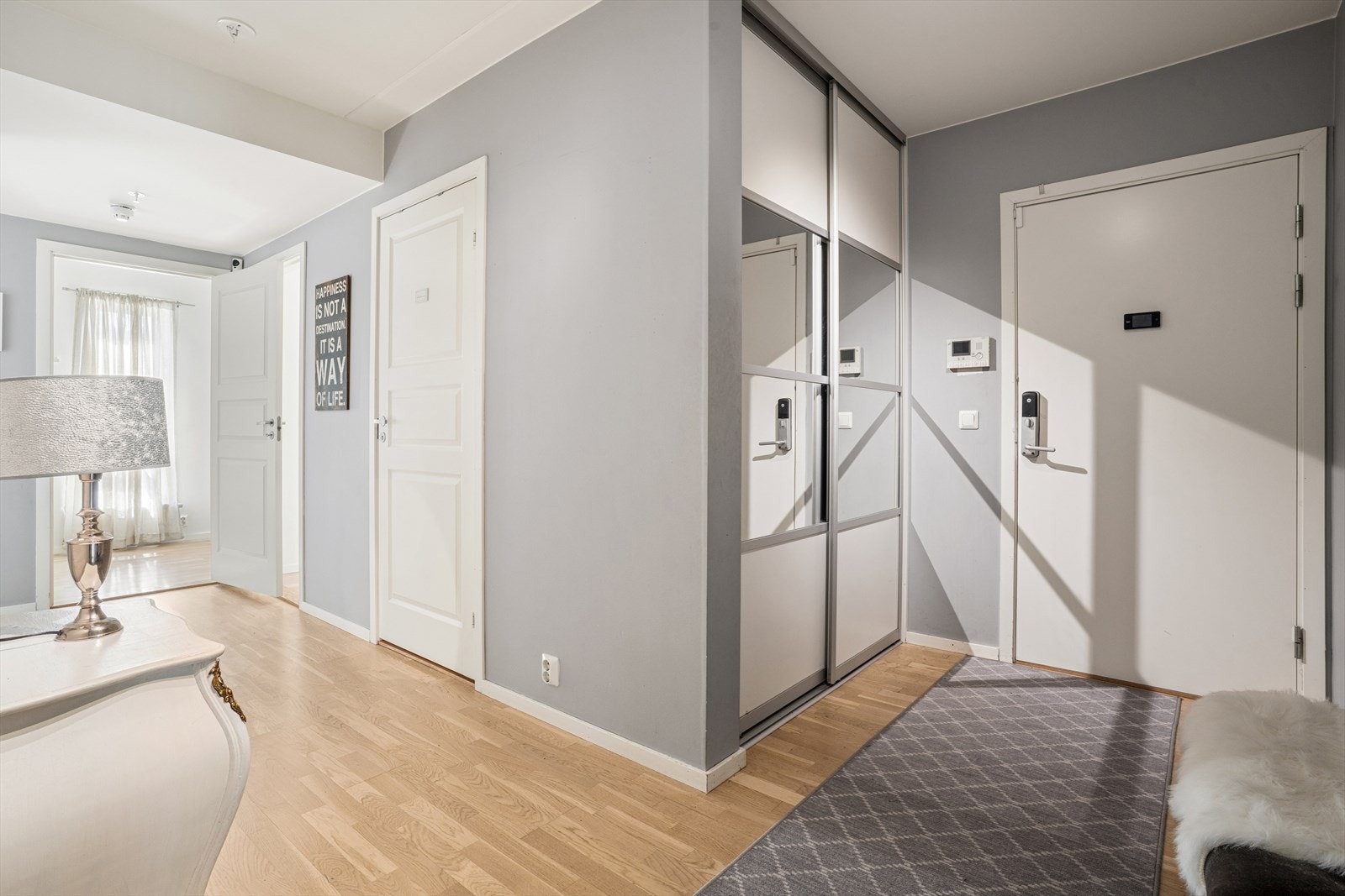 Romslig entrè med praktisk skyvedørsgarderobe. Praktisk oppbevaringsplass. Galleribilde