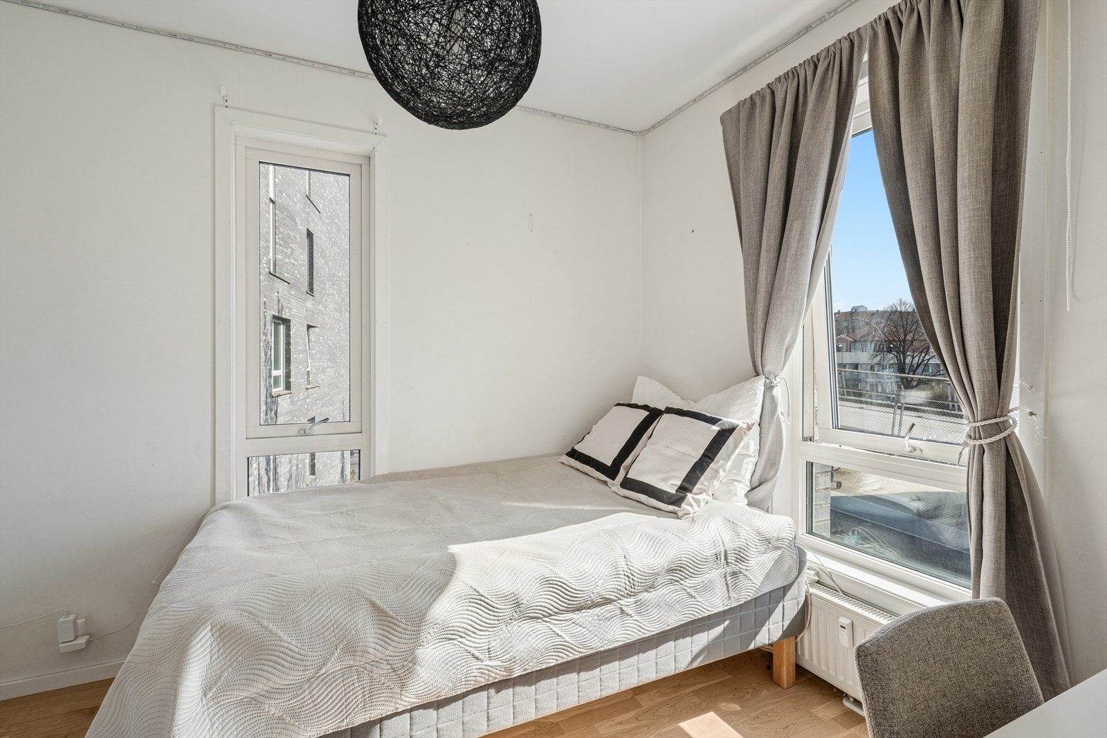 Dette soverommet har god plass til dobbeltseng og tilhørende møblement. Galleribilde